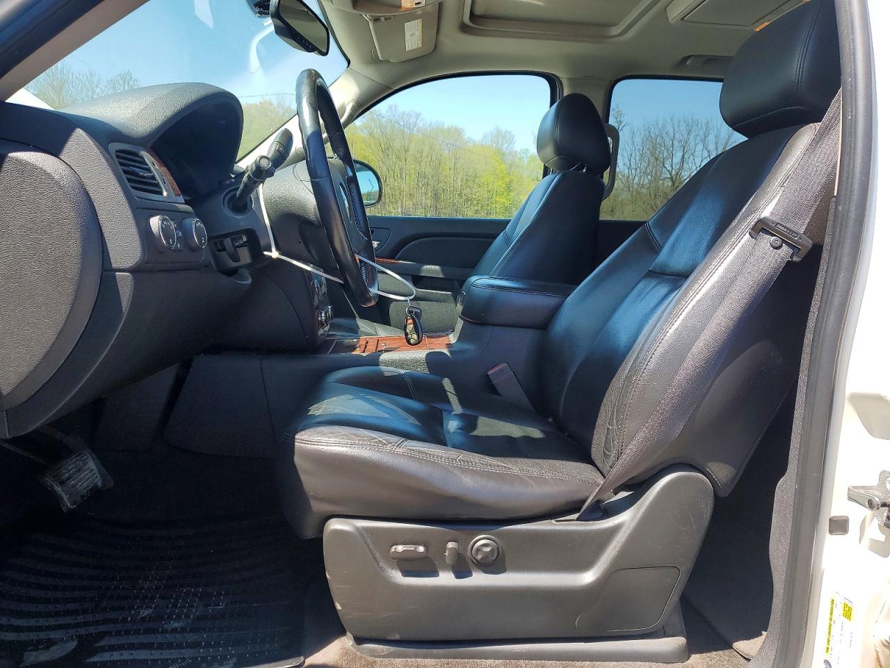 2010 Chevrolet Tahoe K1500 Ltz White vin: 1GNUKCE03AR290602