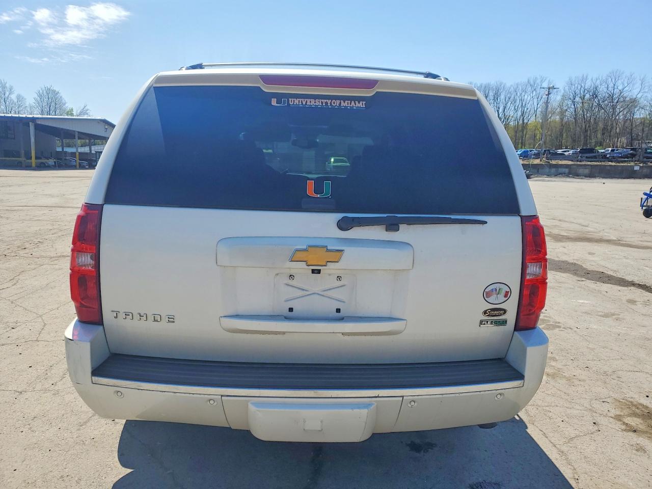 2010 Chevrolet Tahoe K1500 Ltz White vin: 1GNUKCE03AR290602