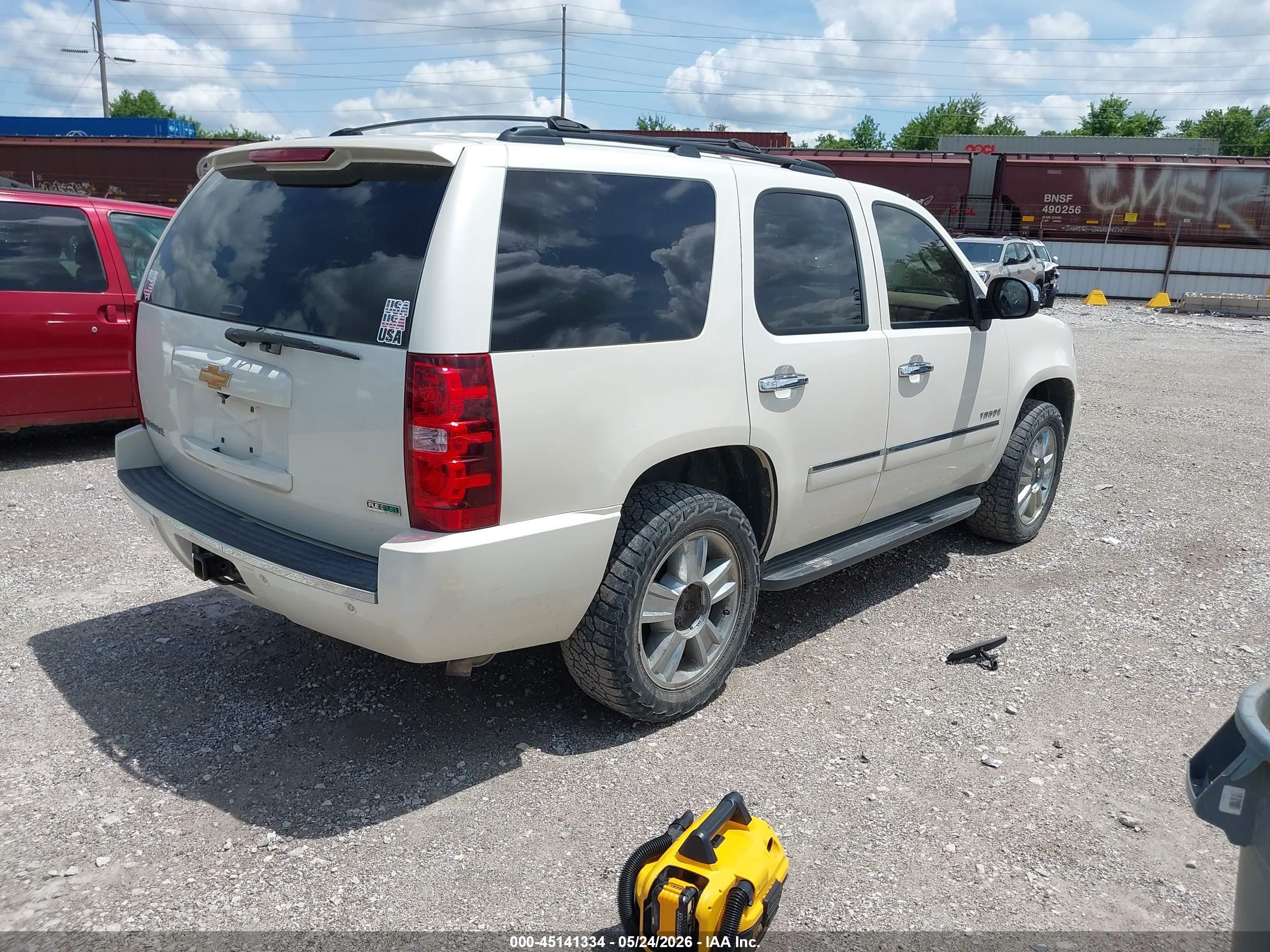 2010 Chevrolet Tahoe Ltz White vin: 1GNUKCE04AR175166