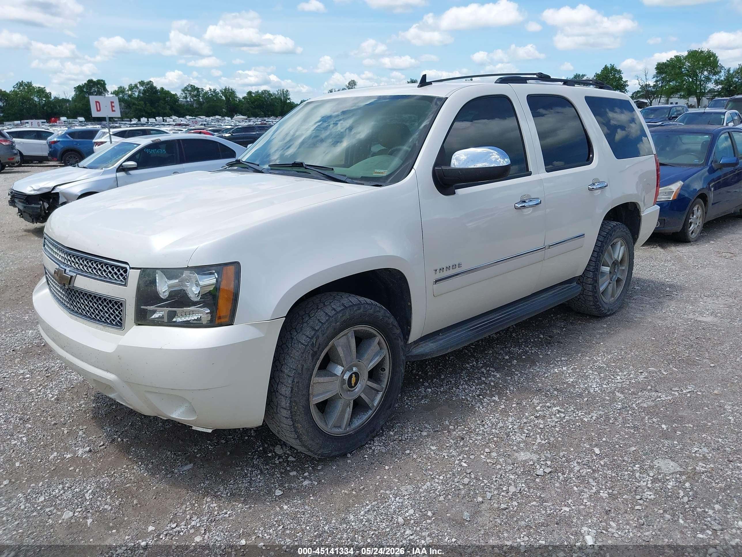 2010 Chevrolet Tahoe Ltz White vin: 1GNUKCE04AR175166