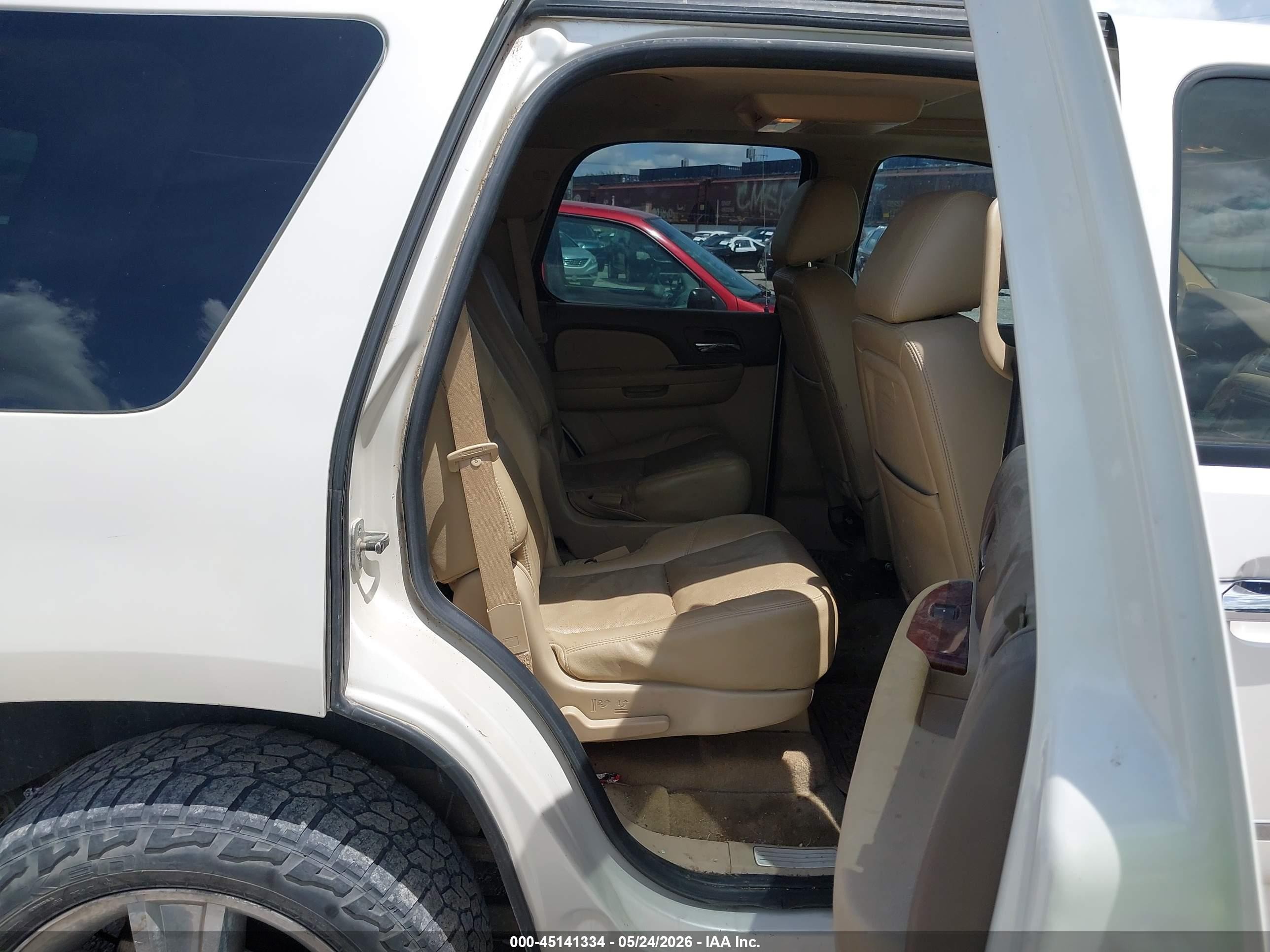2010 Chevrolet Tahoe Ltz White vin: 1GNUKCE04AR175166