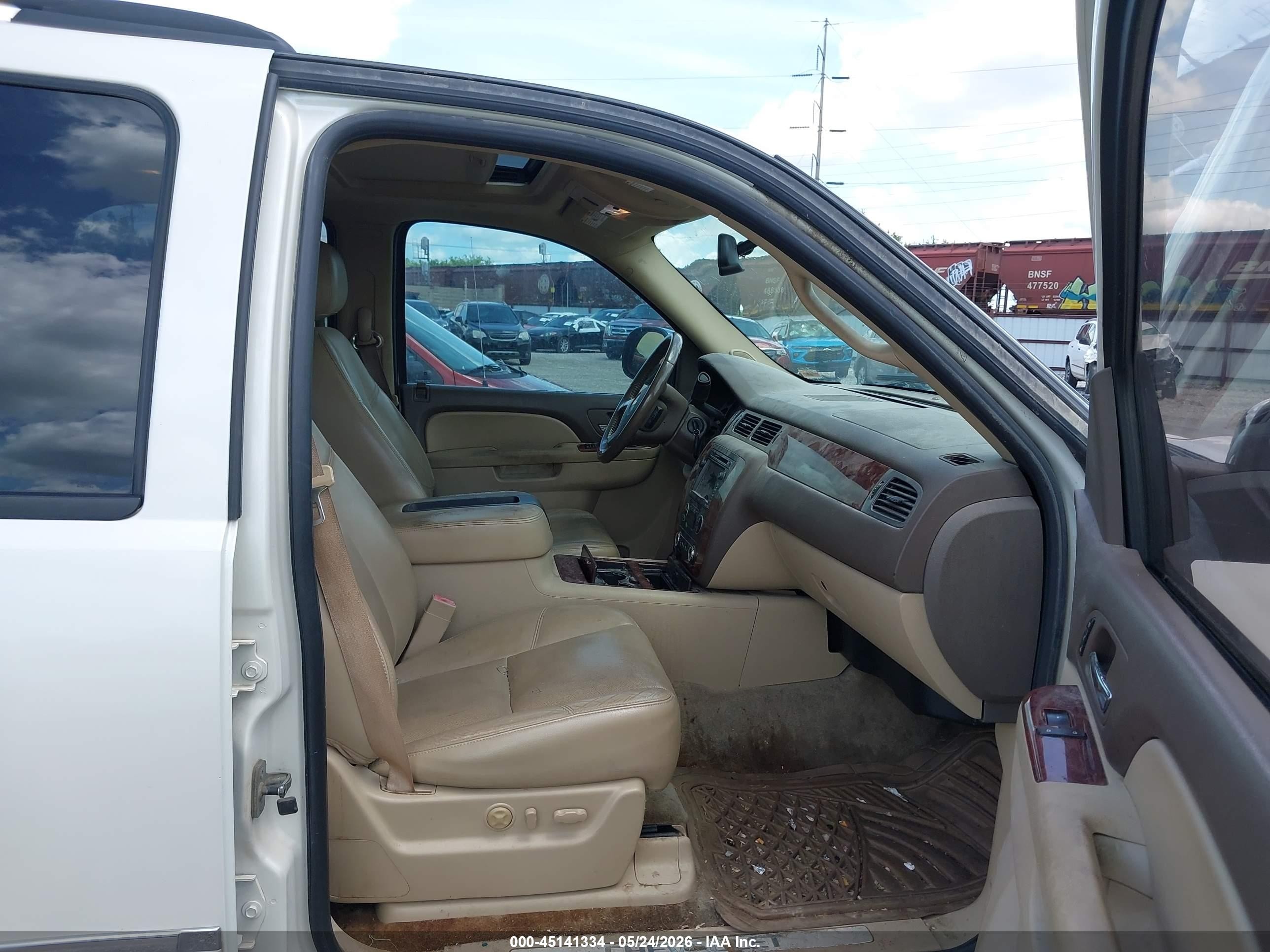 2010 Chevrolet Tahoe Ltz White vin: 1GNUKCE04AR175166