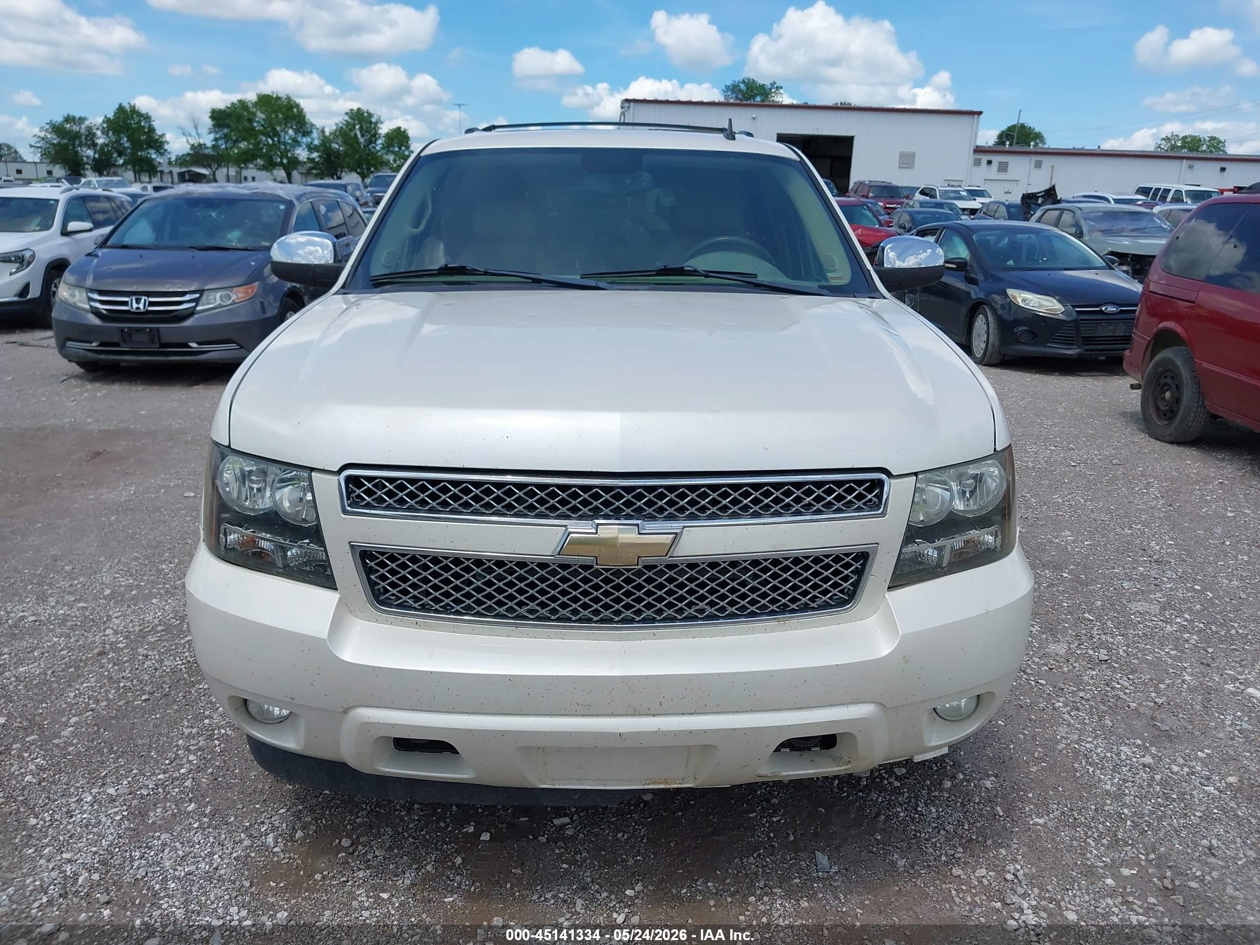 2010 Chevrolet Tahoe Ltz White vin: 1GNUKCE04AR175166