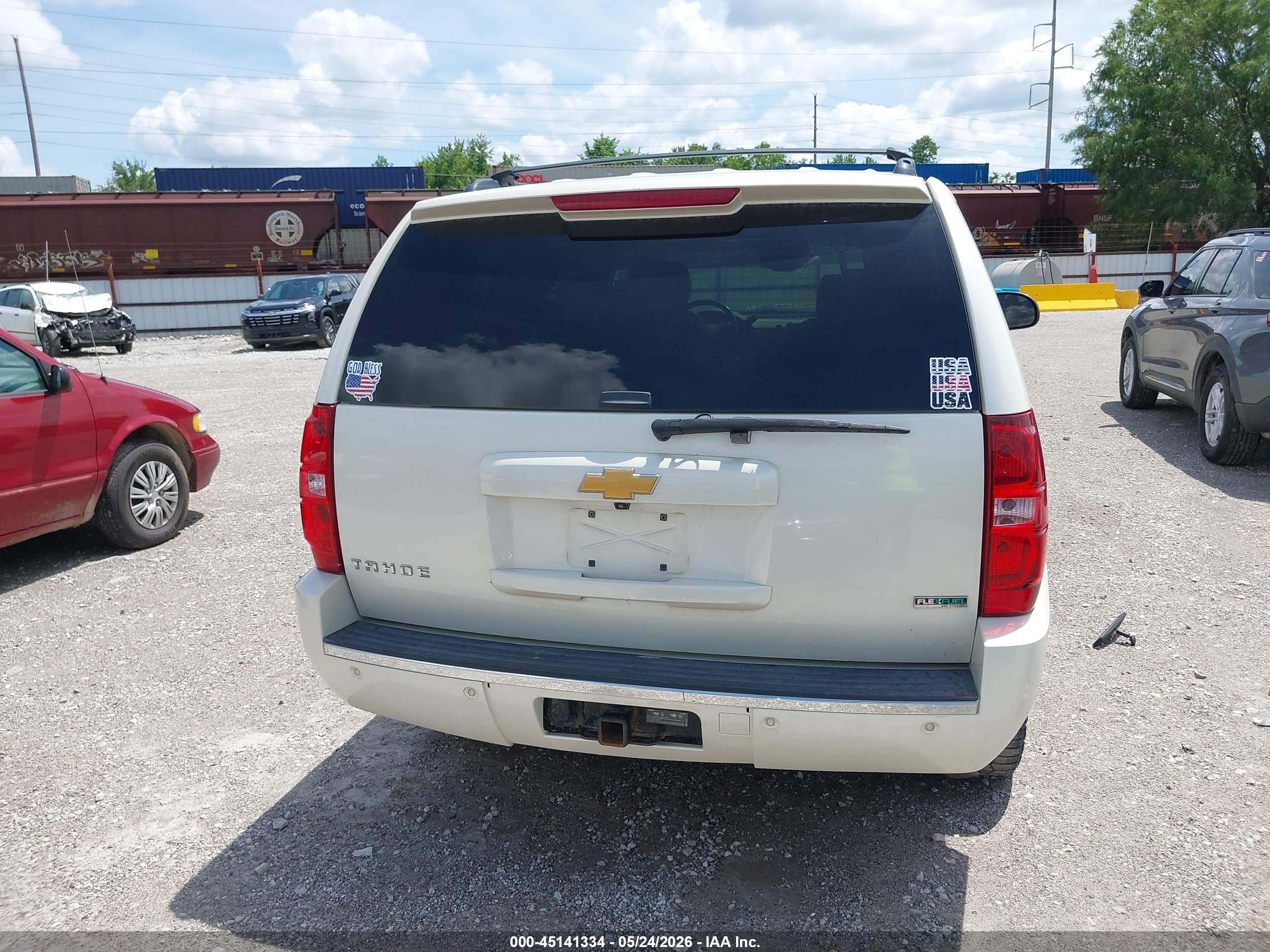 2010 Chevrolet Tahoe Ltz White vin: 1GNUKCE04AR175166