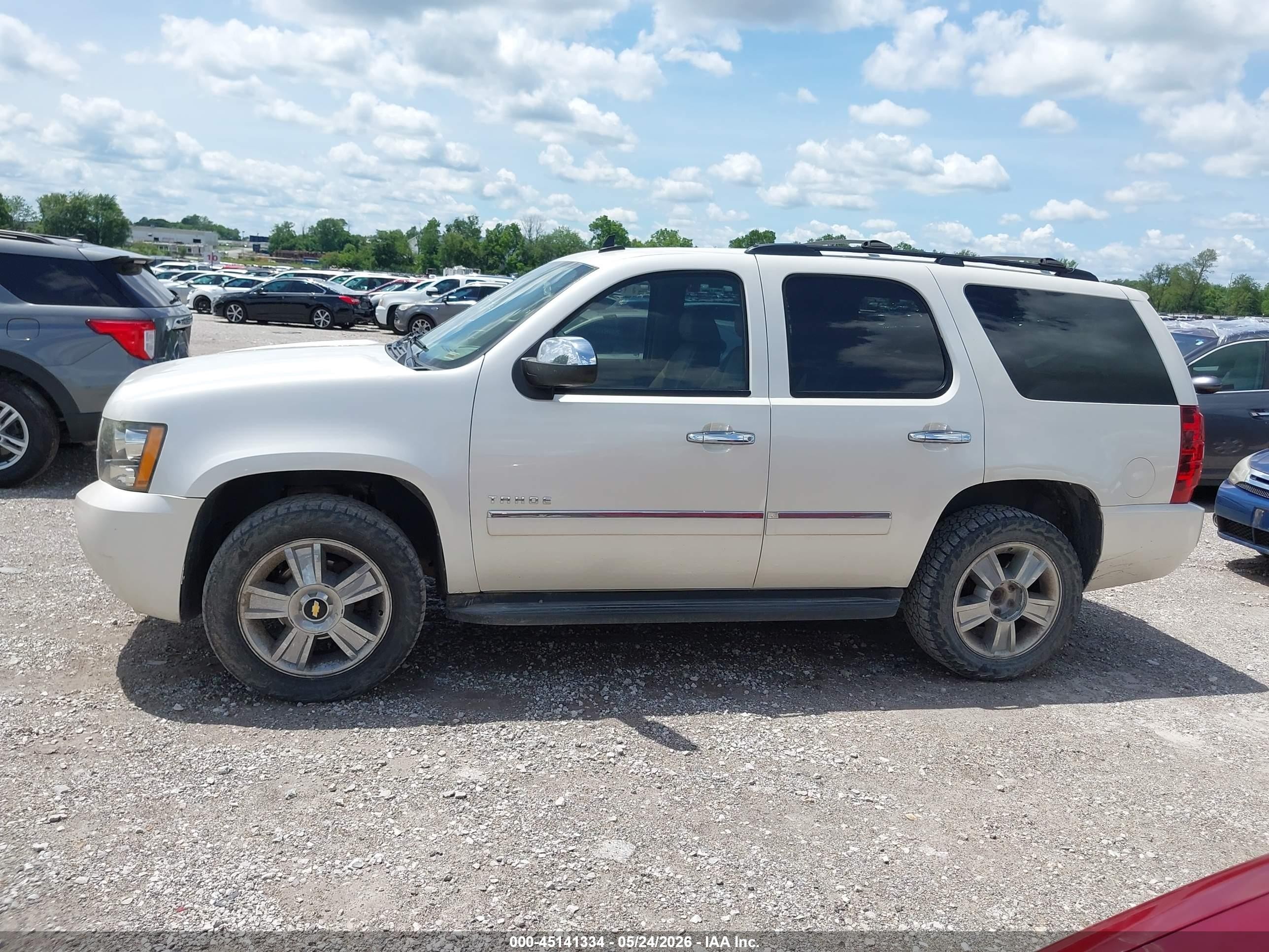 2010 Chevrolet Tahoe Ltz White vin: 1GNUKCE04AR175166