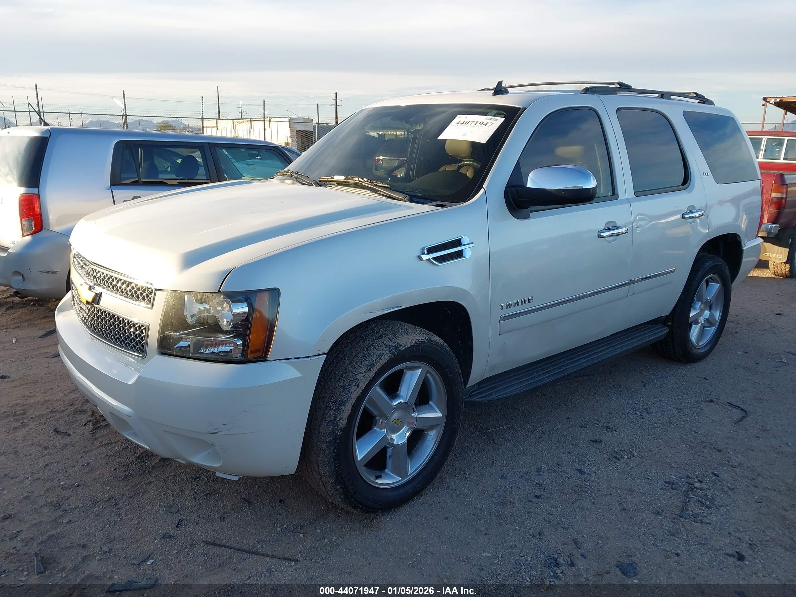 2010 Chevrolet Tahoe Ltz Белый vin: 1GNUKCE04AR201006