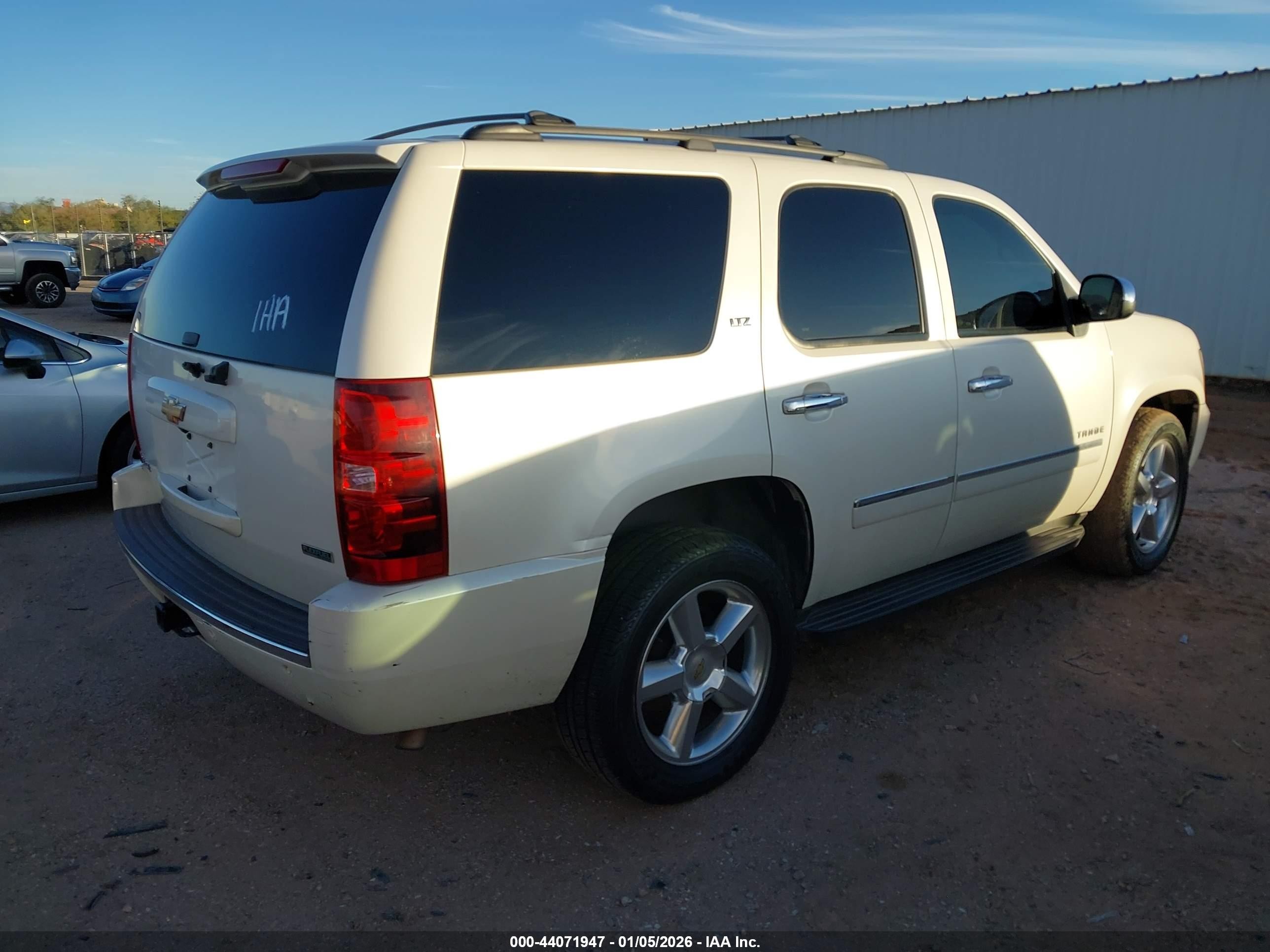 2010 Chevrolet Tahoe Ltz Белый vin: 1GNUKCE04AR201006