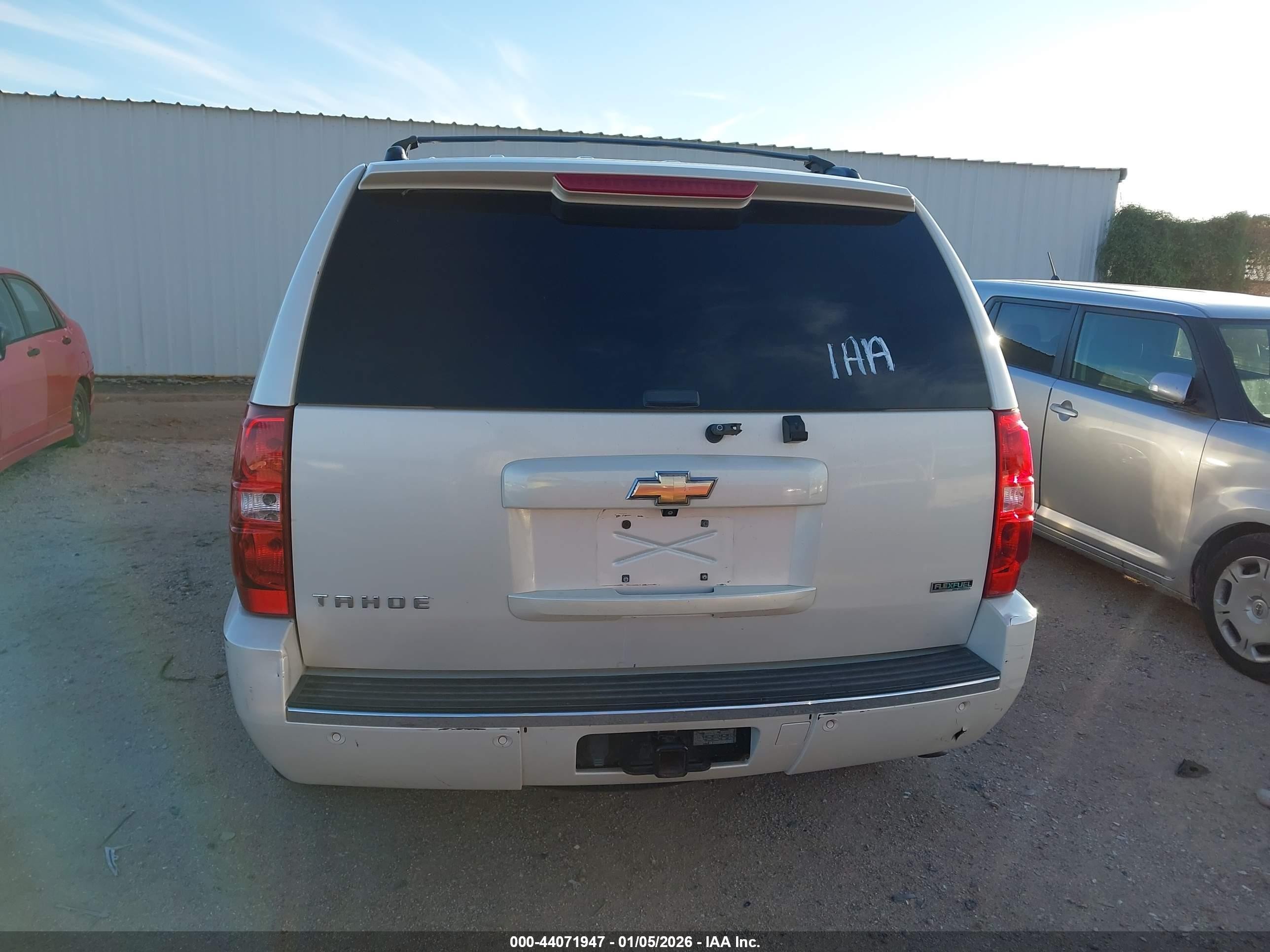 2010 Chevrolet Tahoe Ltz Белый vin: 1GNUKCE04AR201006