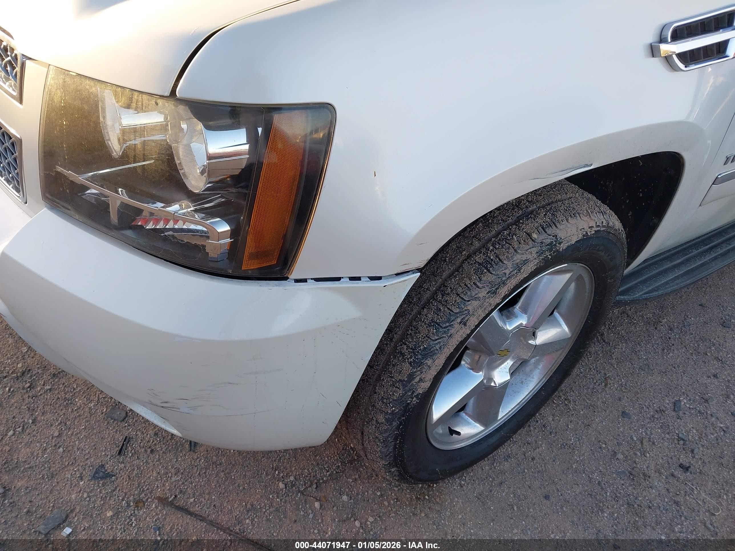 2010 Chevrolet Tahoe Ltz Белый vin: 1GNUKCE04AR201006