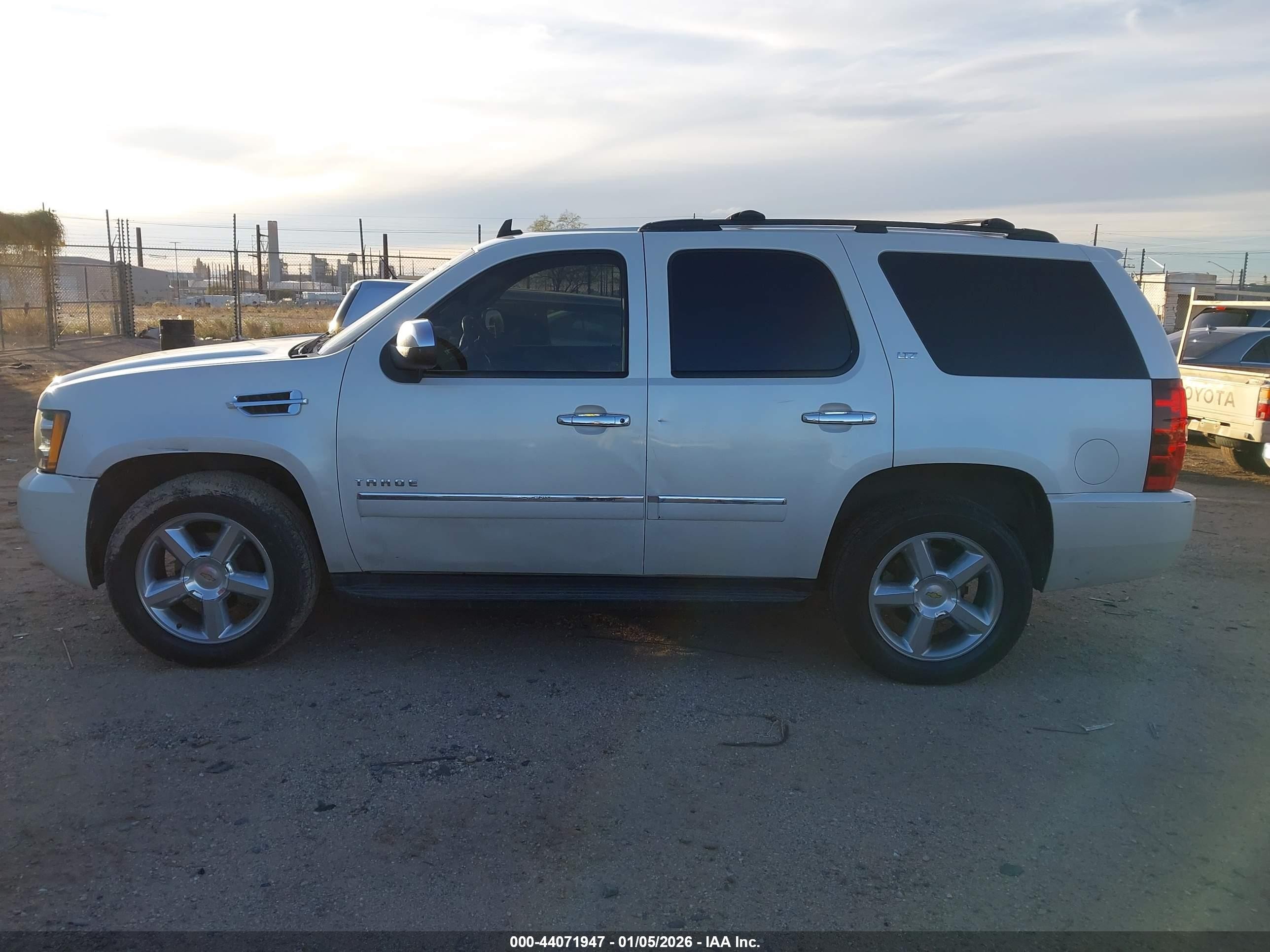 2010 Chevrolet Tahoe Ltz Белый vin: 1GNUKCE04AR201006