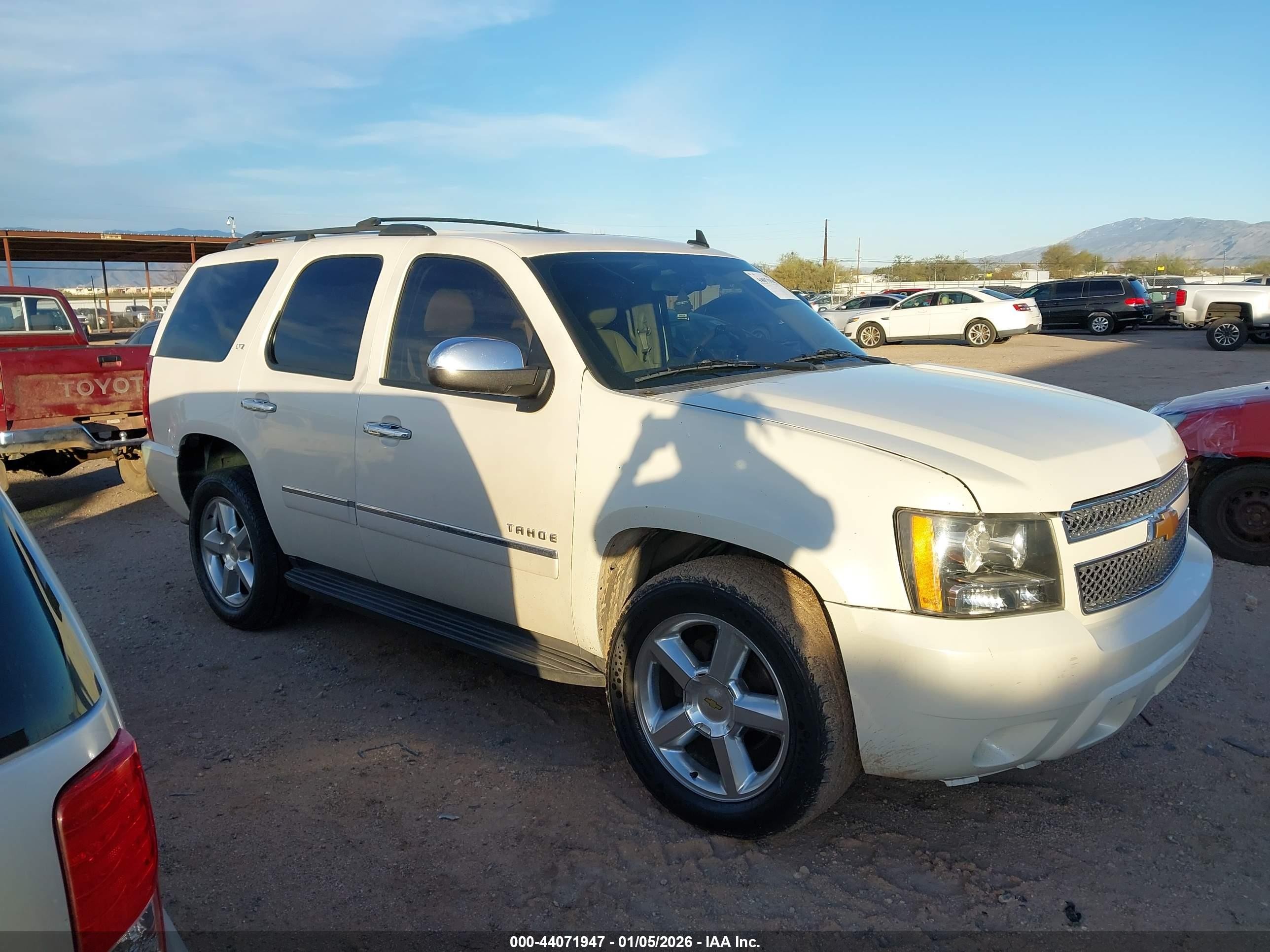 2010 Chevrolet Tahoe Ltz Белый vin: 1GNUKCE04AR201006