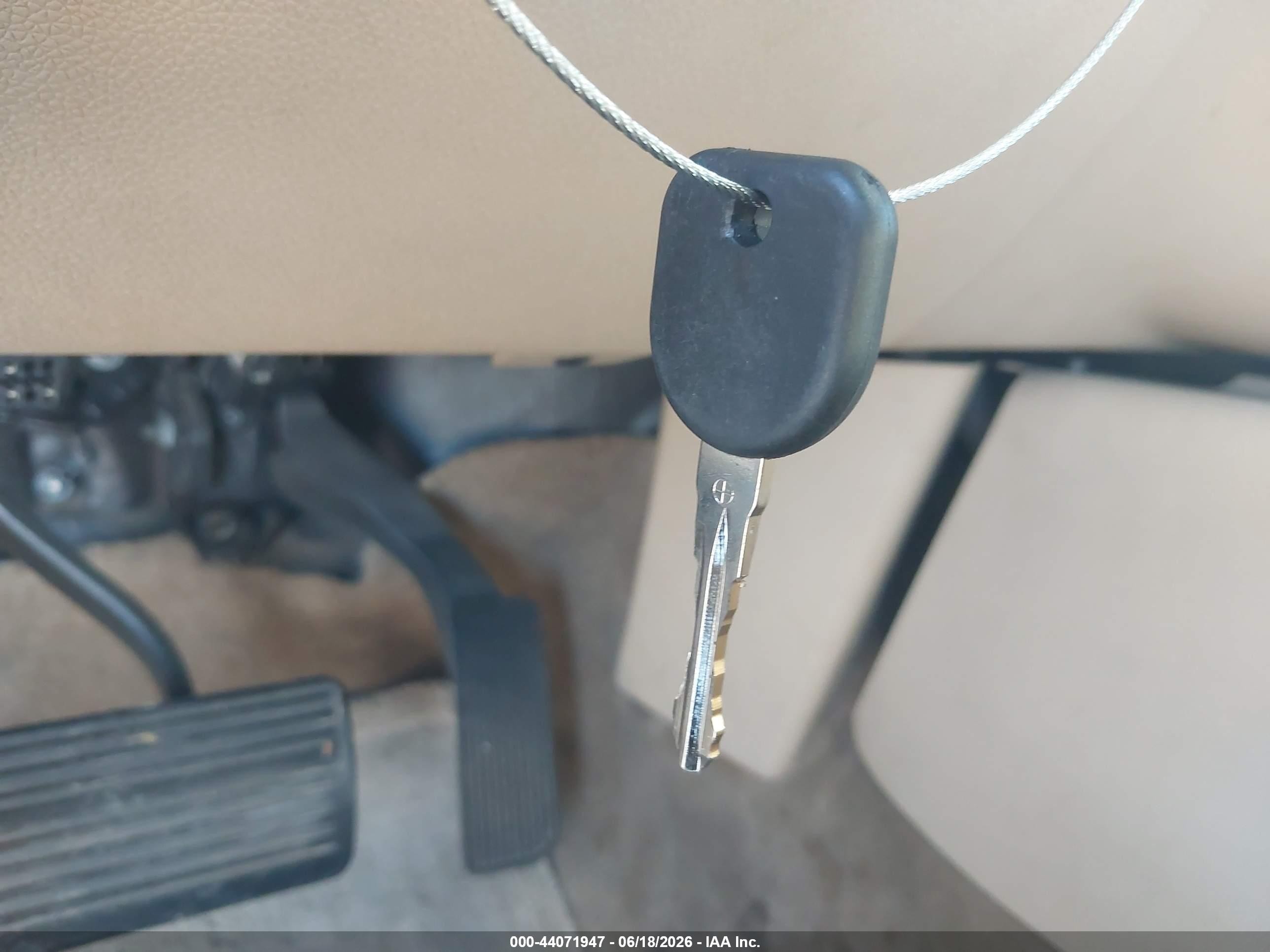 2010 Chevrolet Tahoe Ltz Белый vin: 1GNUKCE04AR201006