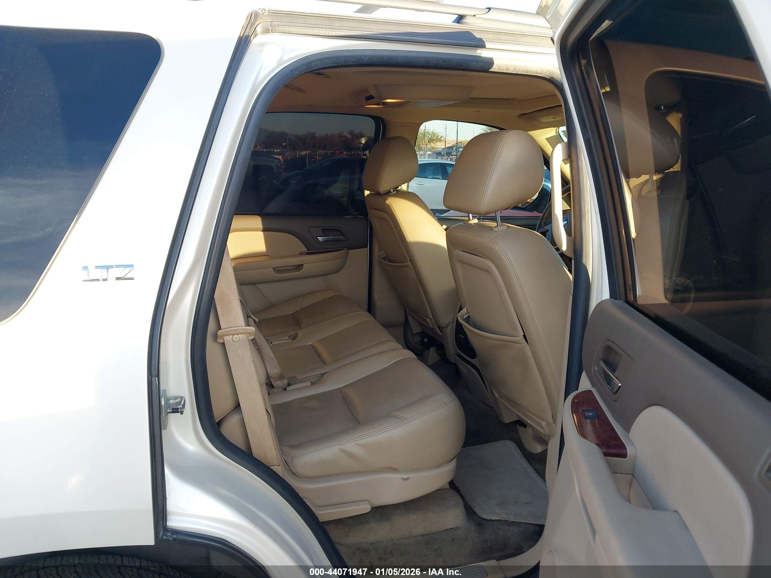 2010 Chevrolet Tahoe Ltz Белый vin: 1GNUKCE04AR201006