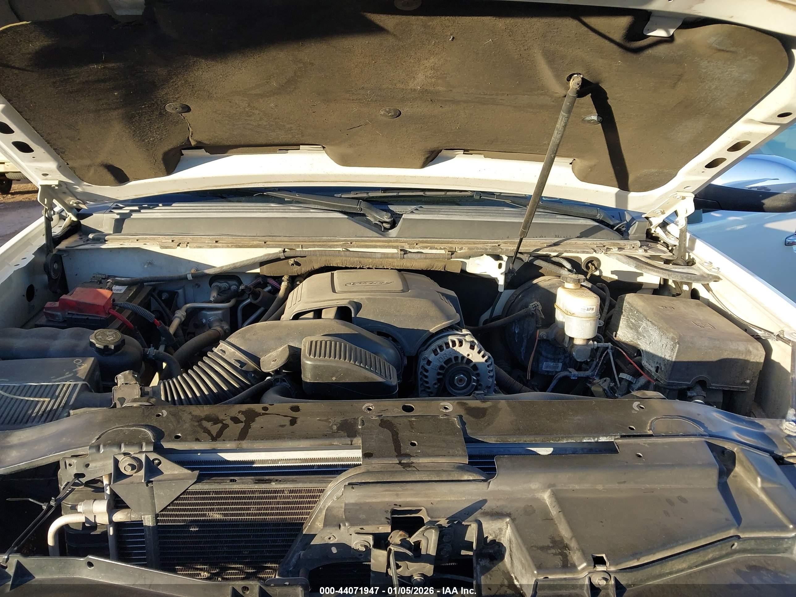 2010 Chevrolet Tahoe Ltz Белый vin: 1GNUKCE04AR201006