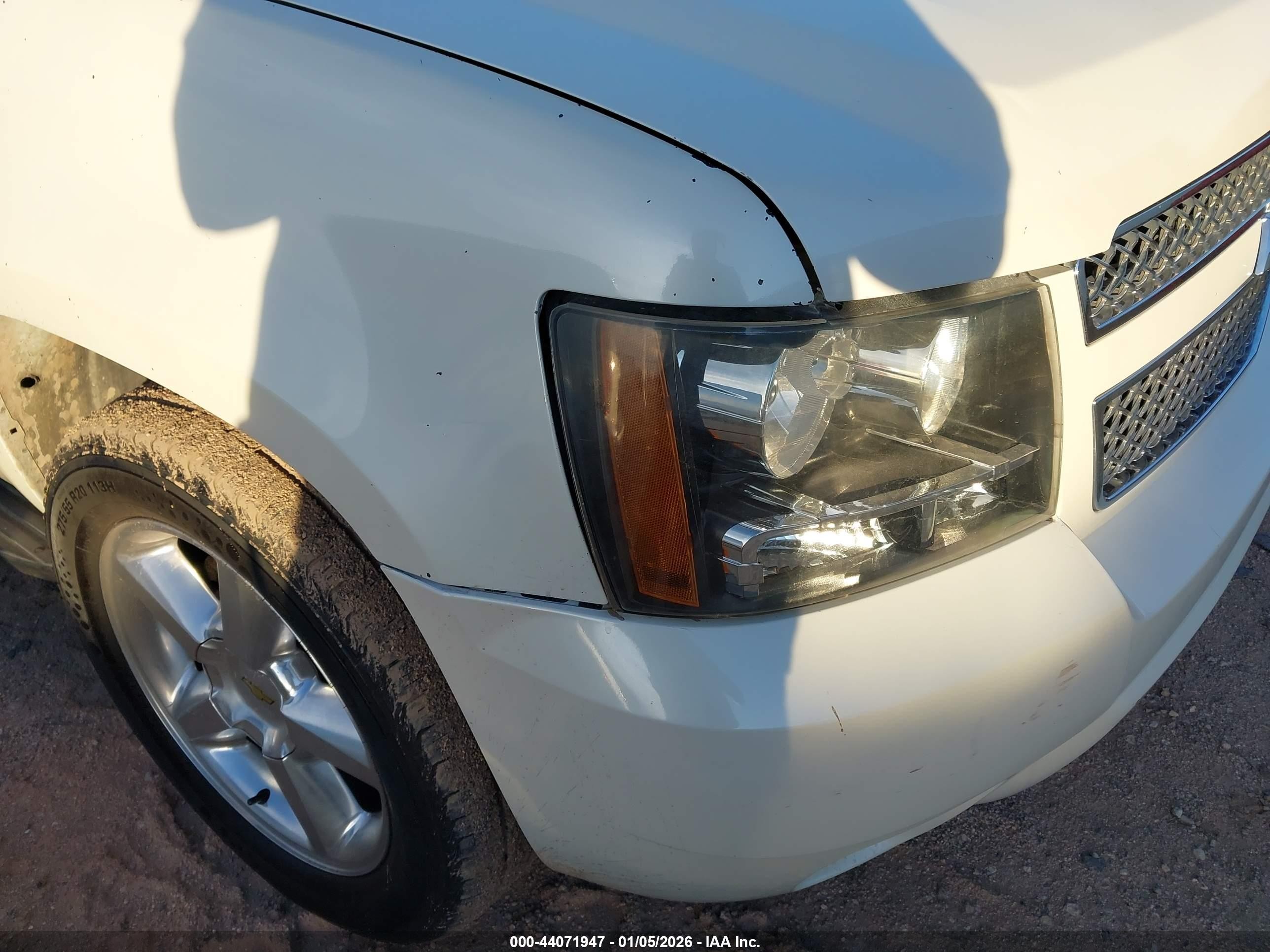 2010 Chevrolet Tahoe Ltz Белый vin: 1GNUKCE04AR201006