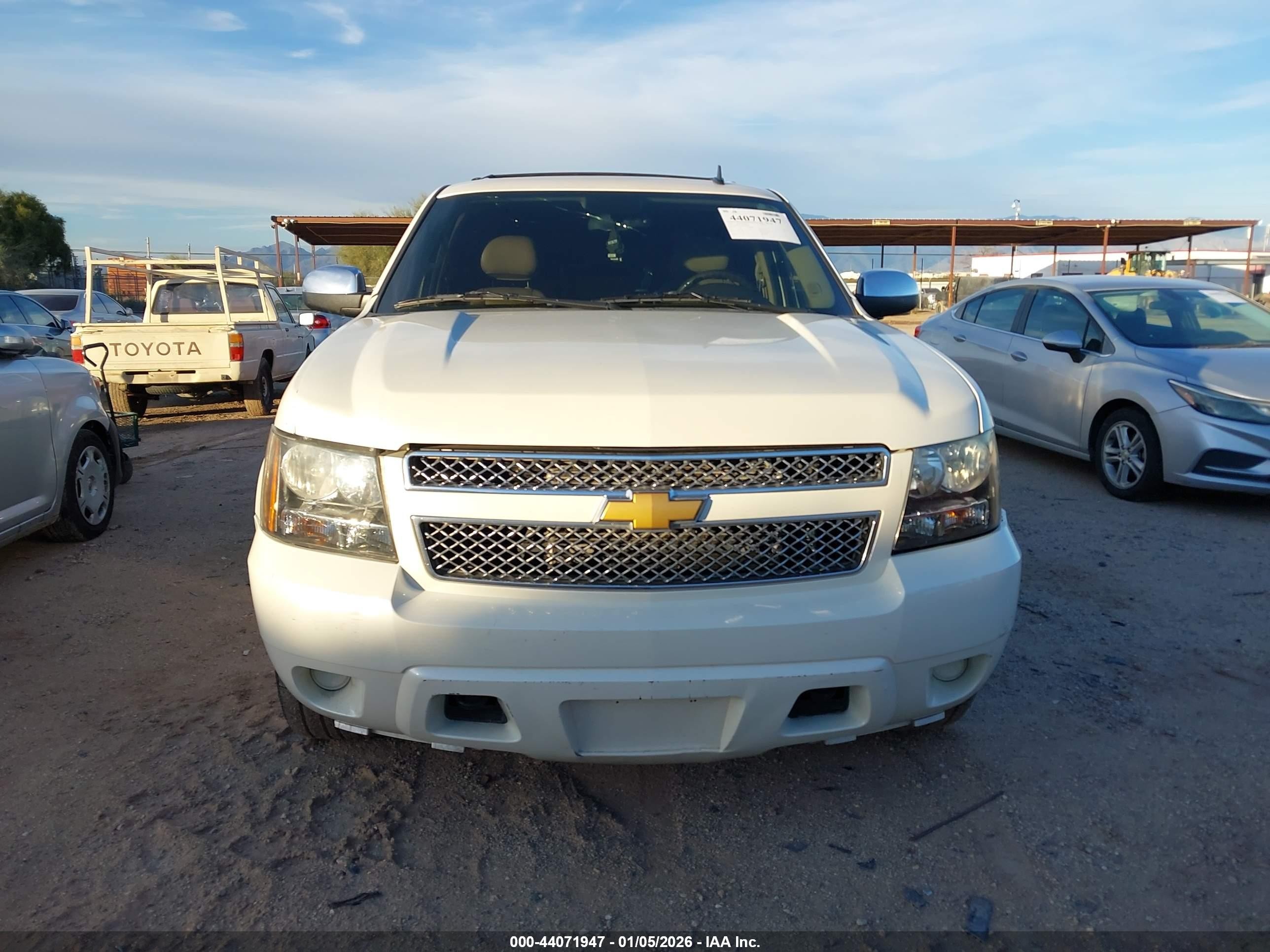 2010 Chevrolet Tahoe Ltz Белый vin: 1GNUKCE04AR201006