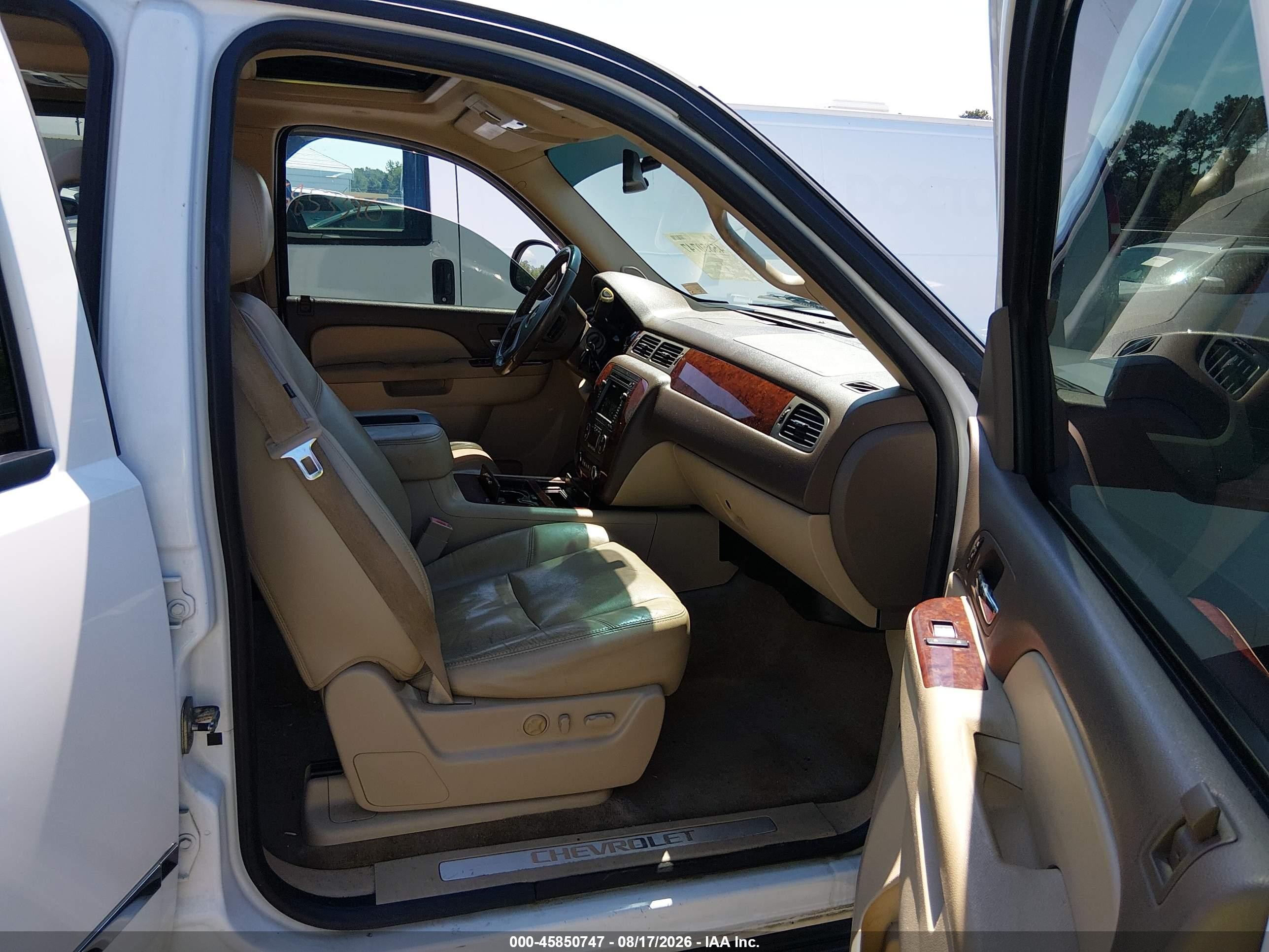2010 Chevrolet Tahoe Ltz White vin: 1GNUKCE06AR226215