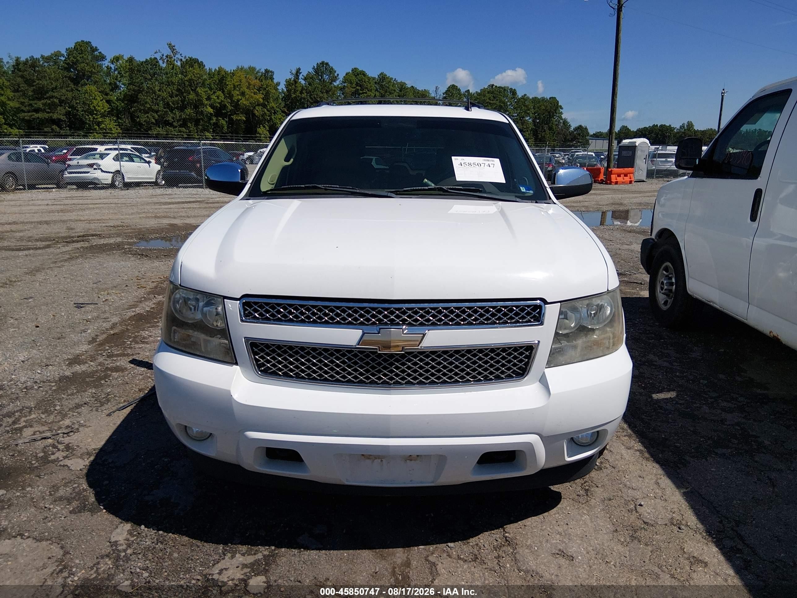 2010 Chevrolet Tahoe Ltz White vin: 1GNUKCE06AR226215