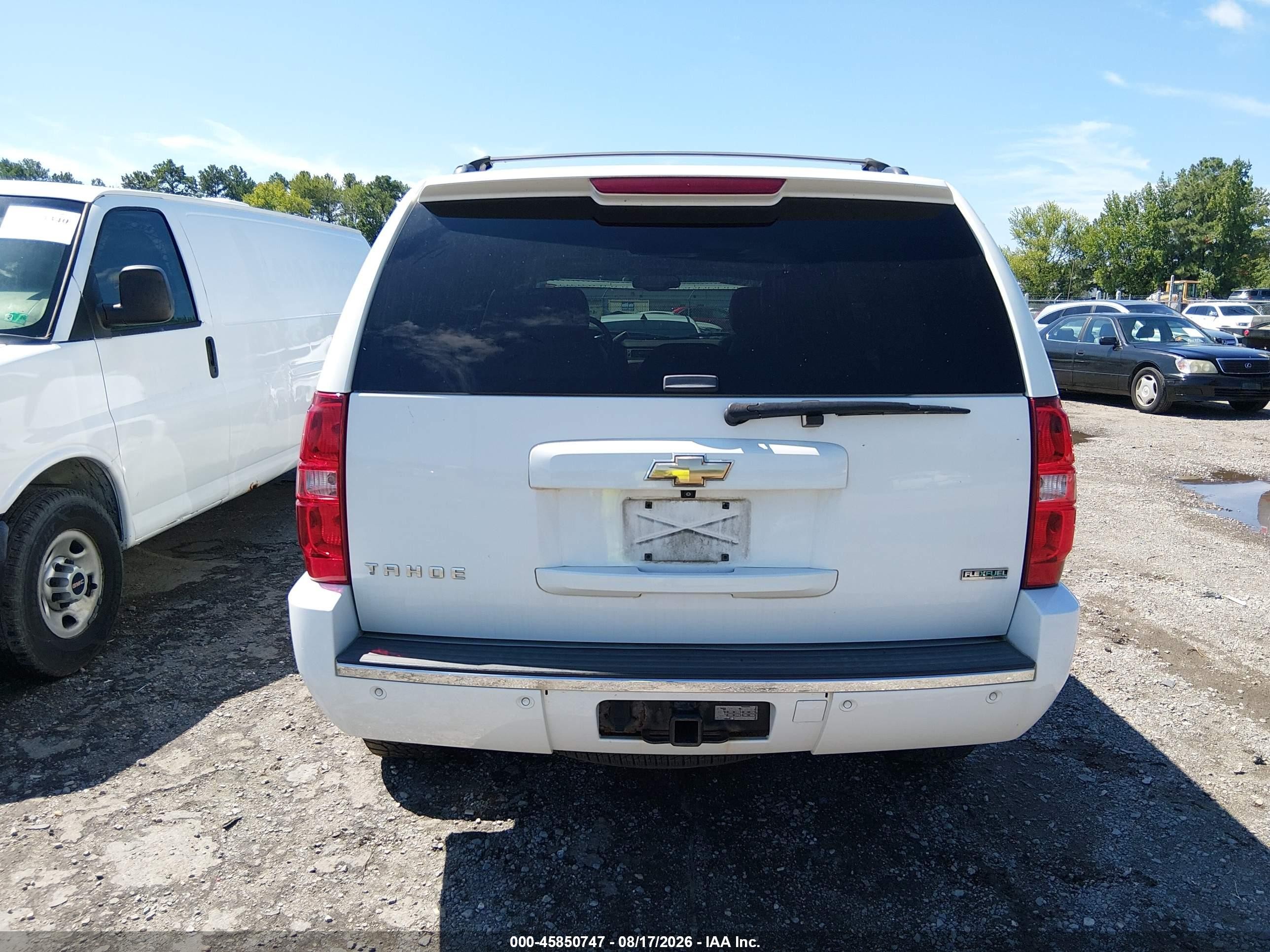 2010 Chevrolet Tahoe Ltz White vin: 1GNUKCE06AR226215