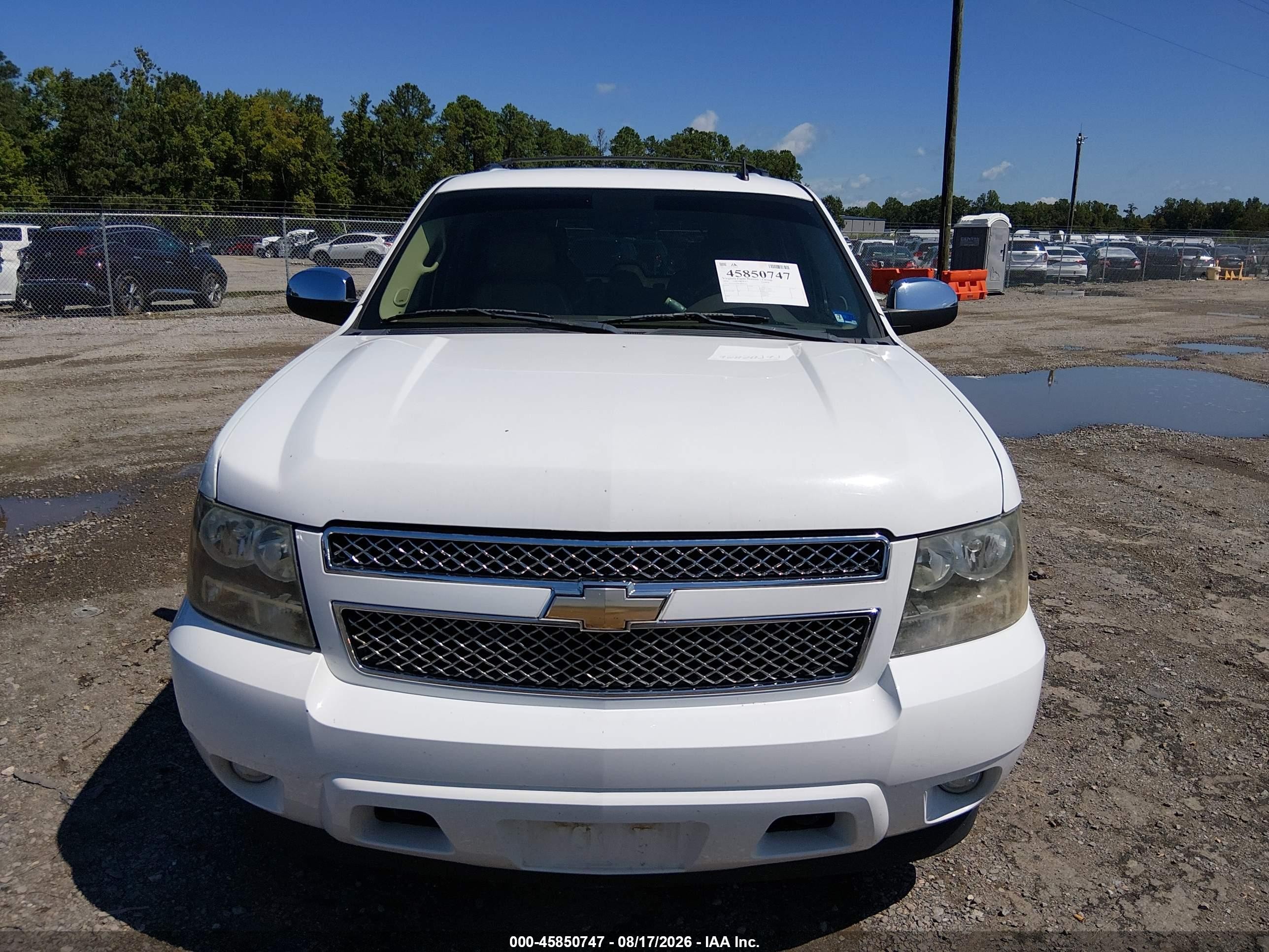 2010 Chevrolet Tahoe Ltz White vin: 1GNUKCE06AR226215