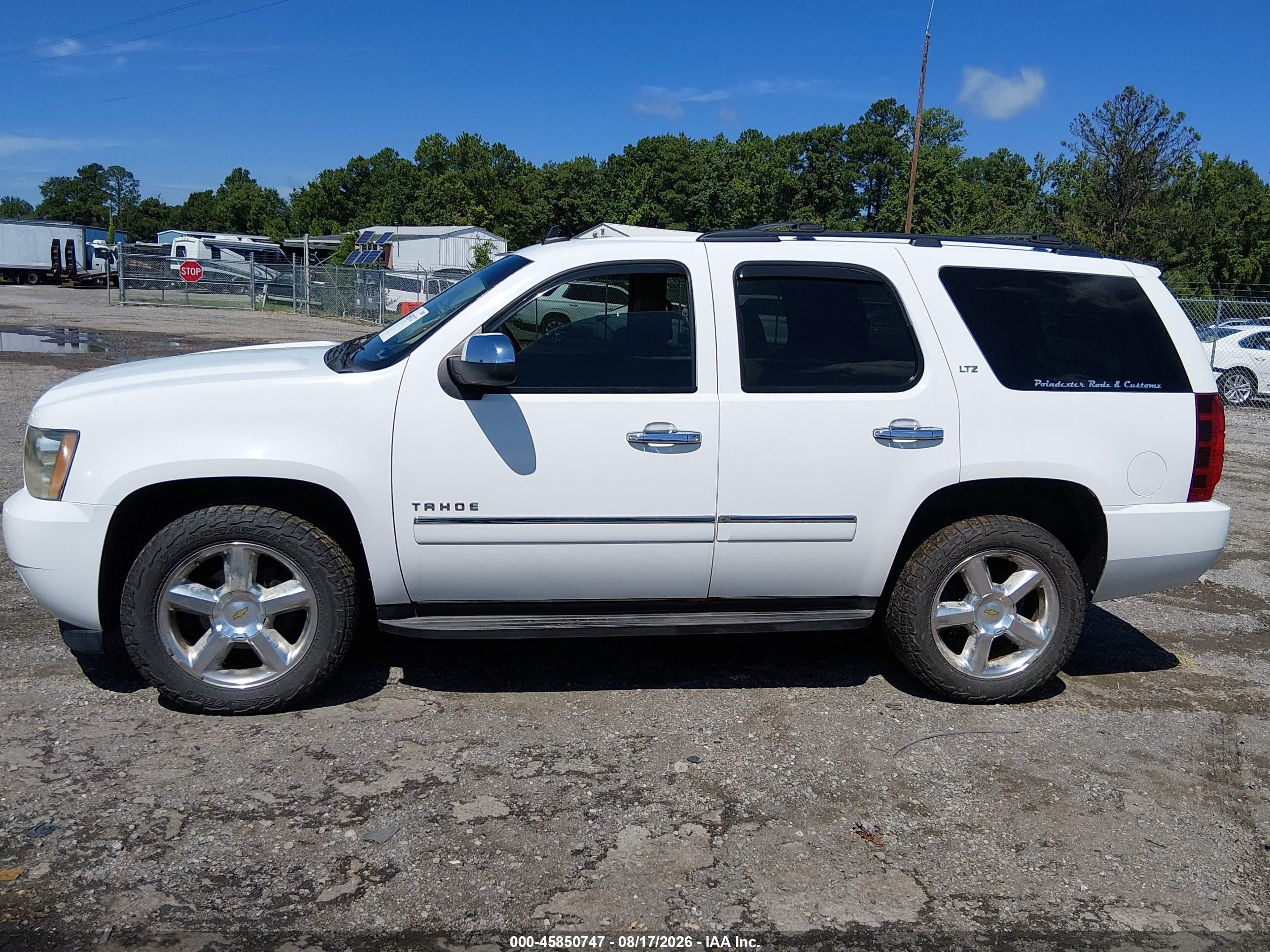 2010 Chevrolet Tahoe Ltz White vin: 1GNUKCE06AR226215