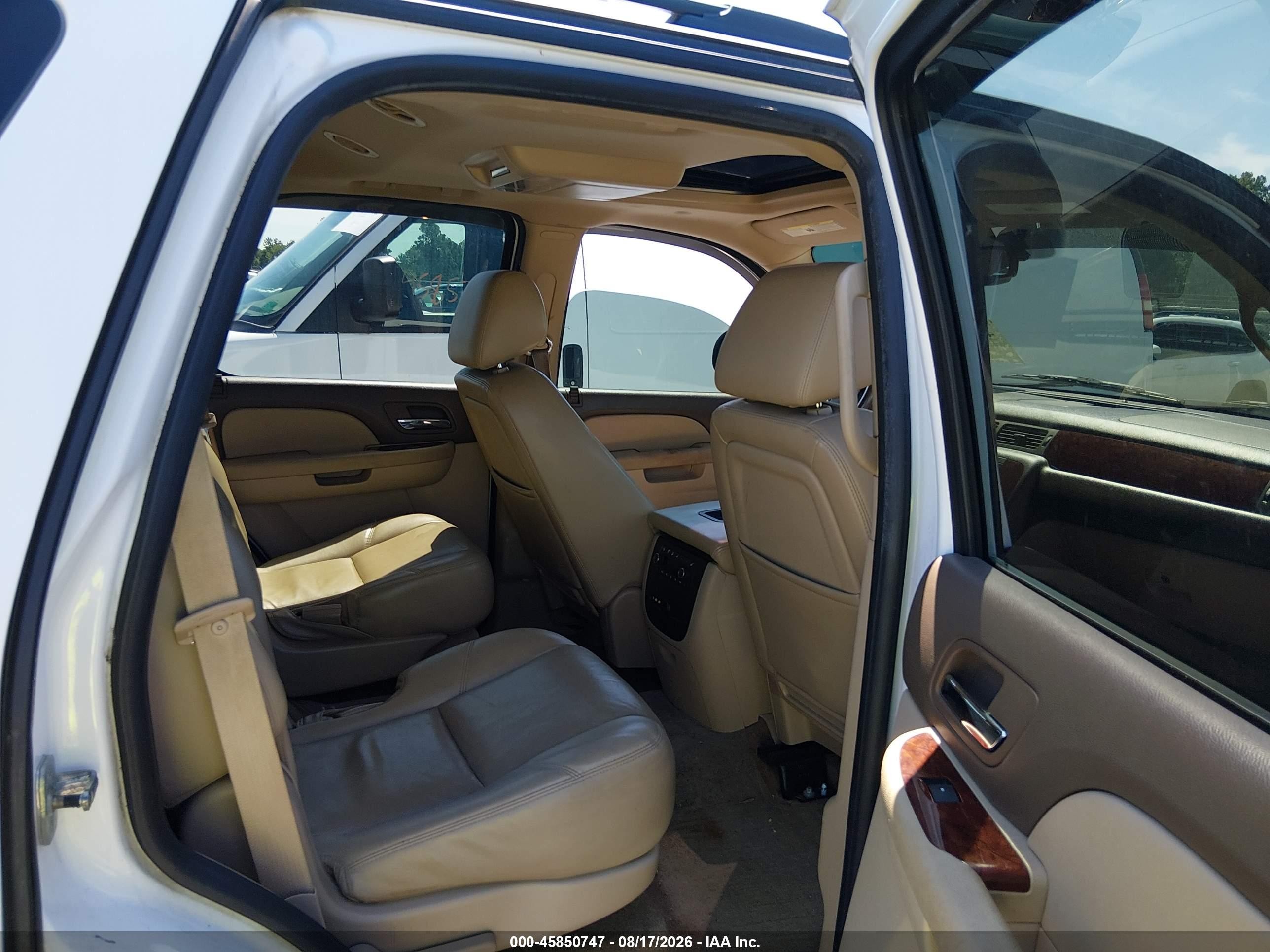 2010 Chevrolet Tahoe Ltz White vin: 1GNUKCE06AR226215