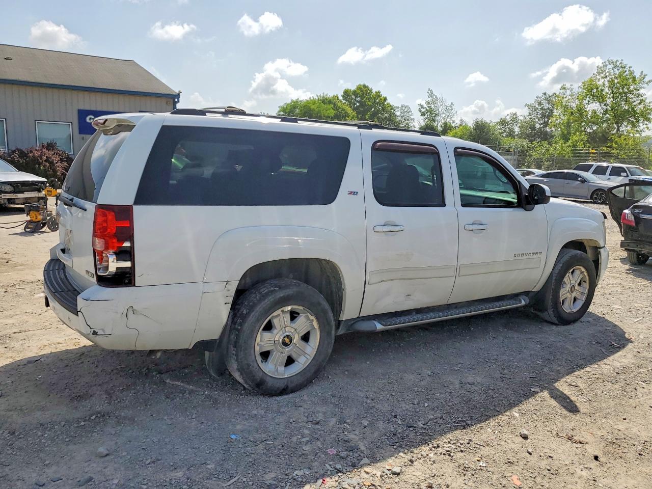 2010 Chevrolet Suburban K1500 Lt White vin: 1GNUKJE36AR222129