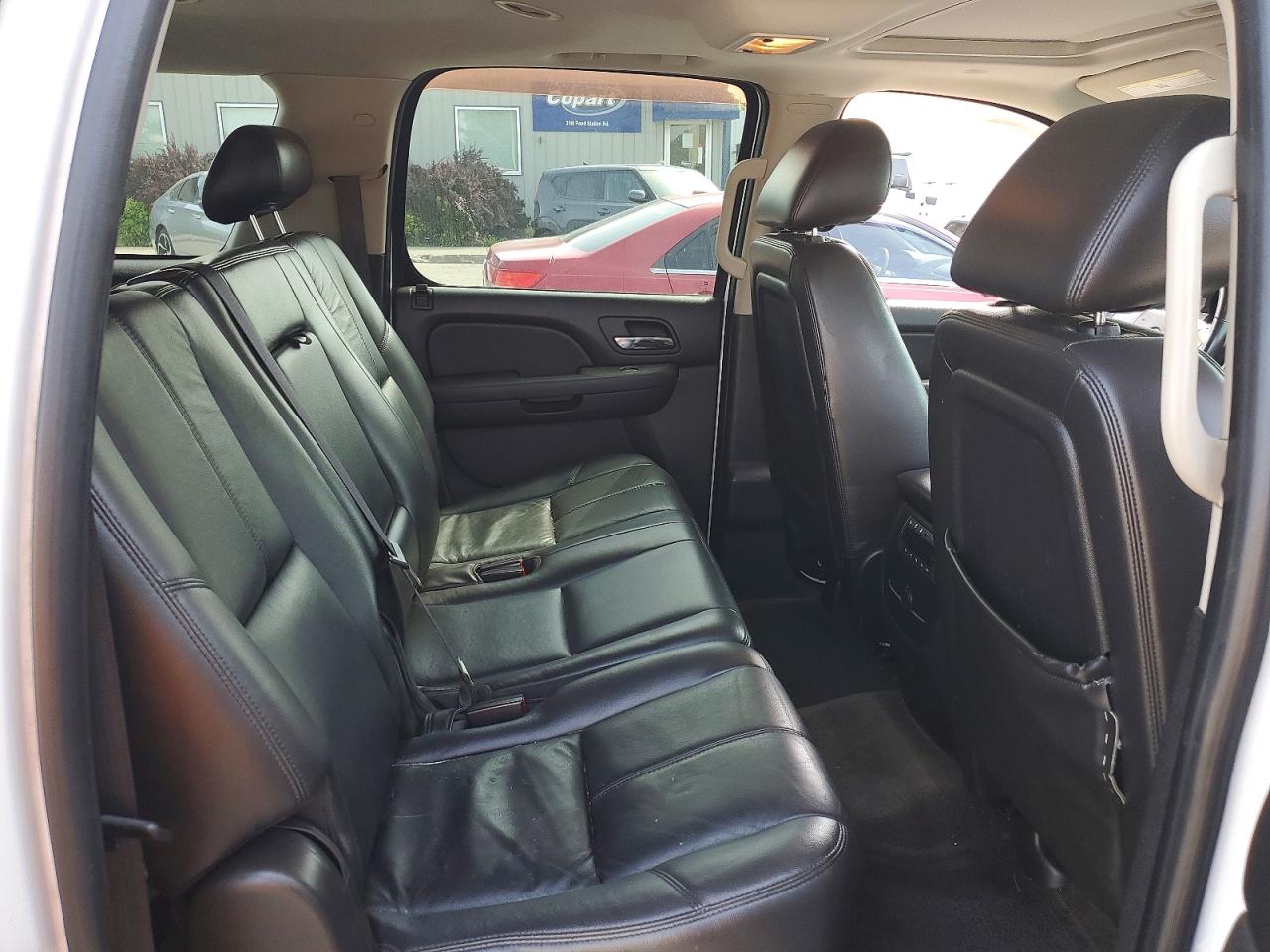 2010 Chevrolet Suburban K1500 Lt White vin: 1GNUKJE36AR222129