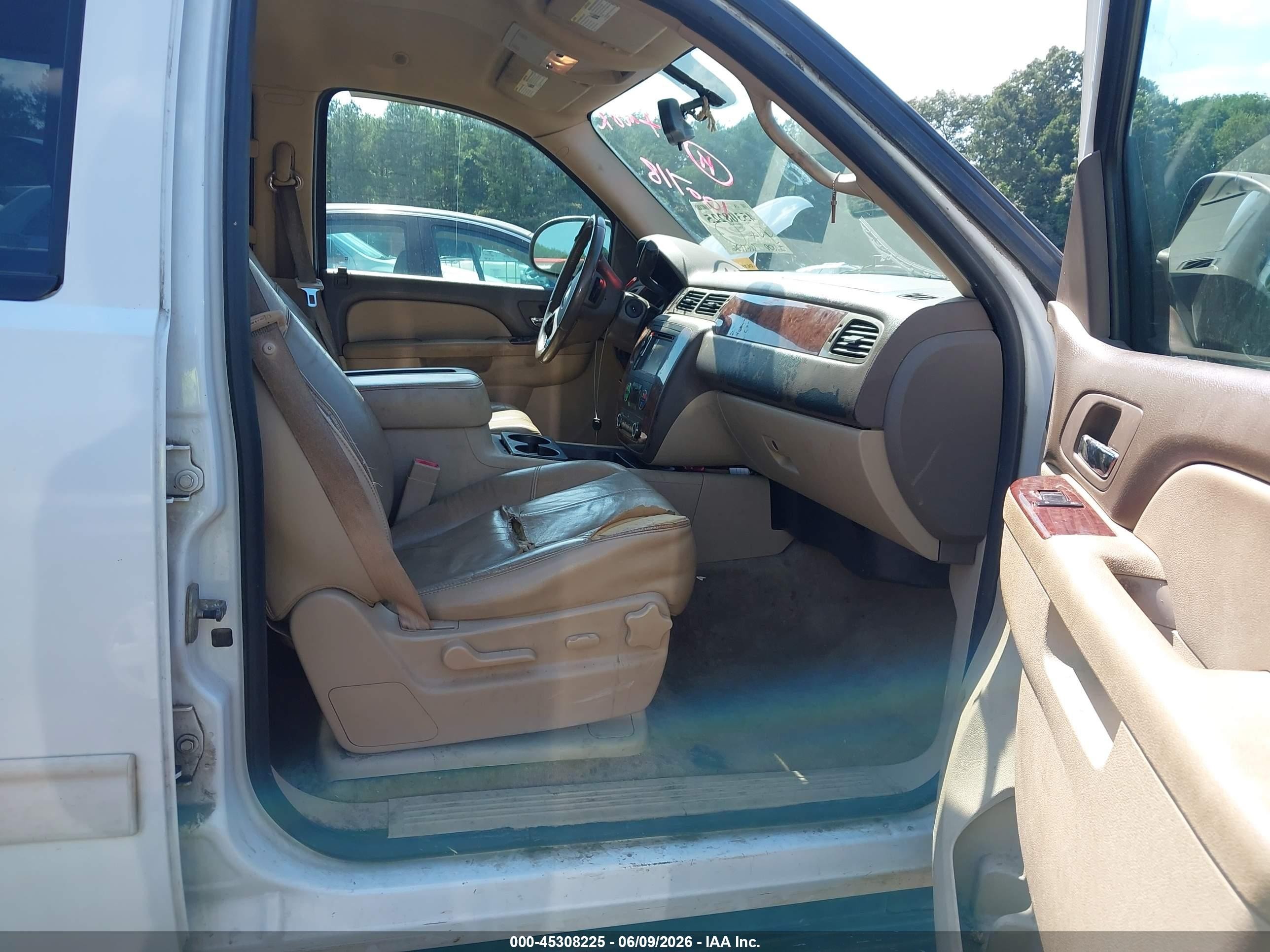 2010 Chevrolet Suburban 1500 Lt1 Белый vin: 1GNUKJE37AR100718