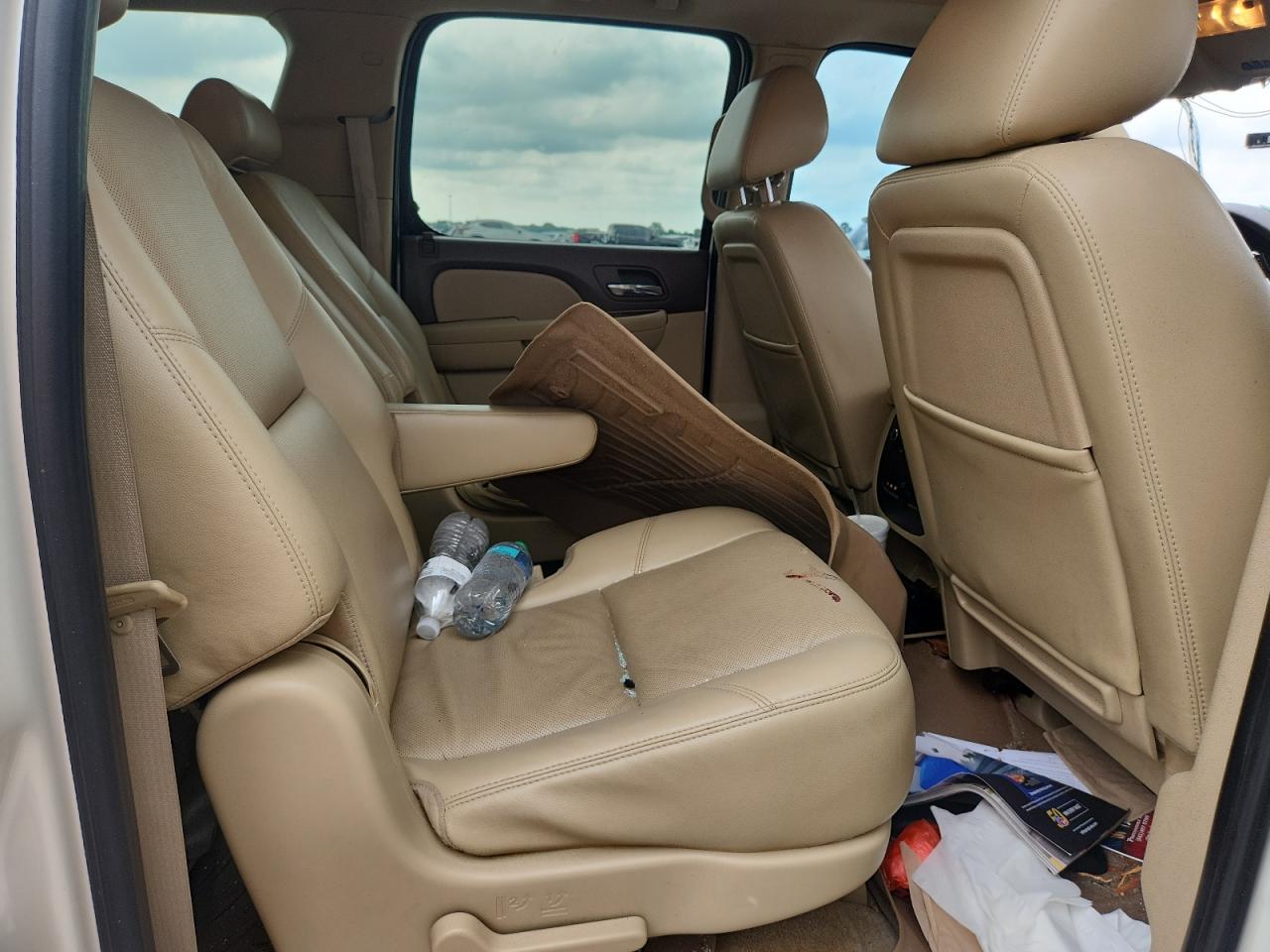 2010 Chevrolet Suburban K1500 Ltz White vin: 1GNUKKE37AR281180