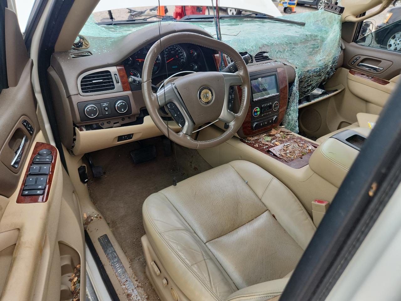 2010 Chevrolet Suburban K1500 Ltz White vin: 1GNUKKE37AR281180