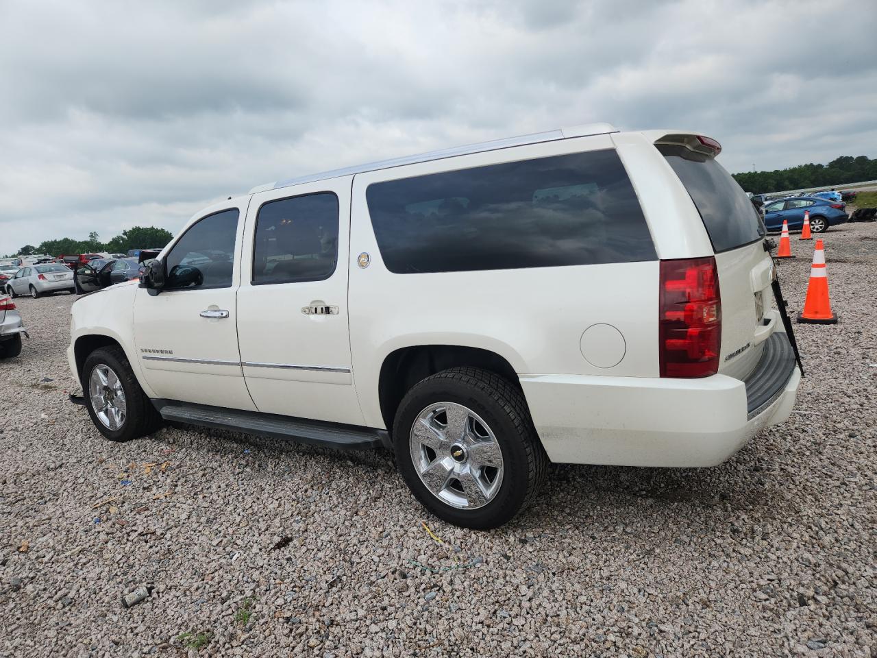 2010 Chevrolet Suburban K1500 Ltz White vin: 1GNUKKE37AR281180