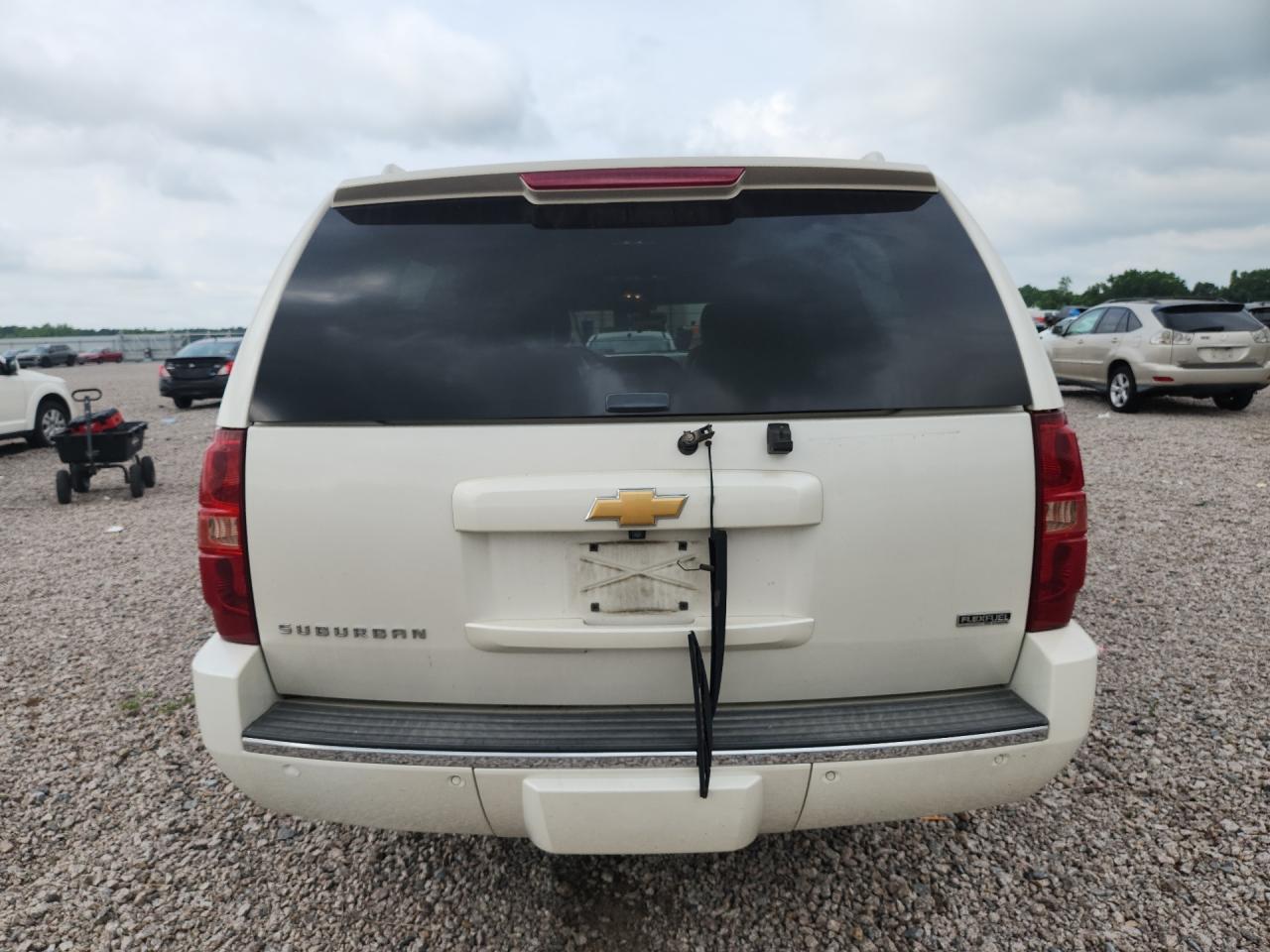 2010 Chevrolet Suburban K1500 Ltz White vin: 1GNUKKE37AR281180