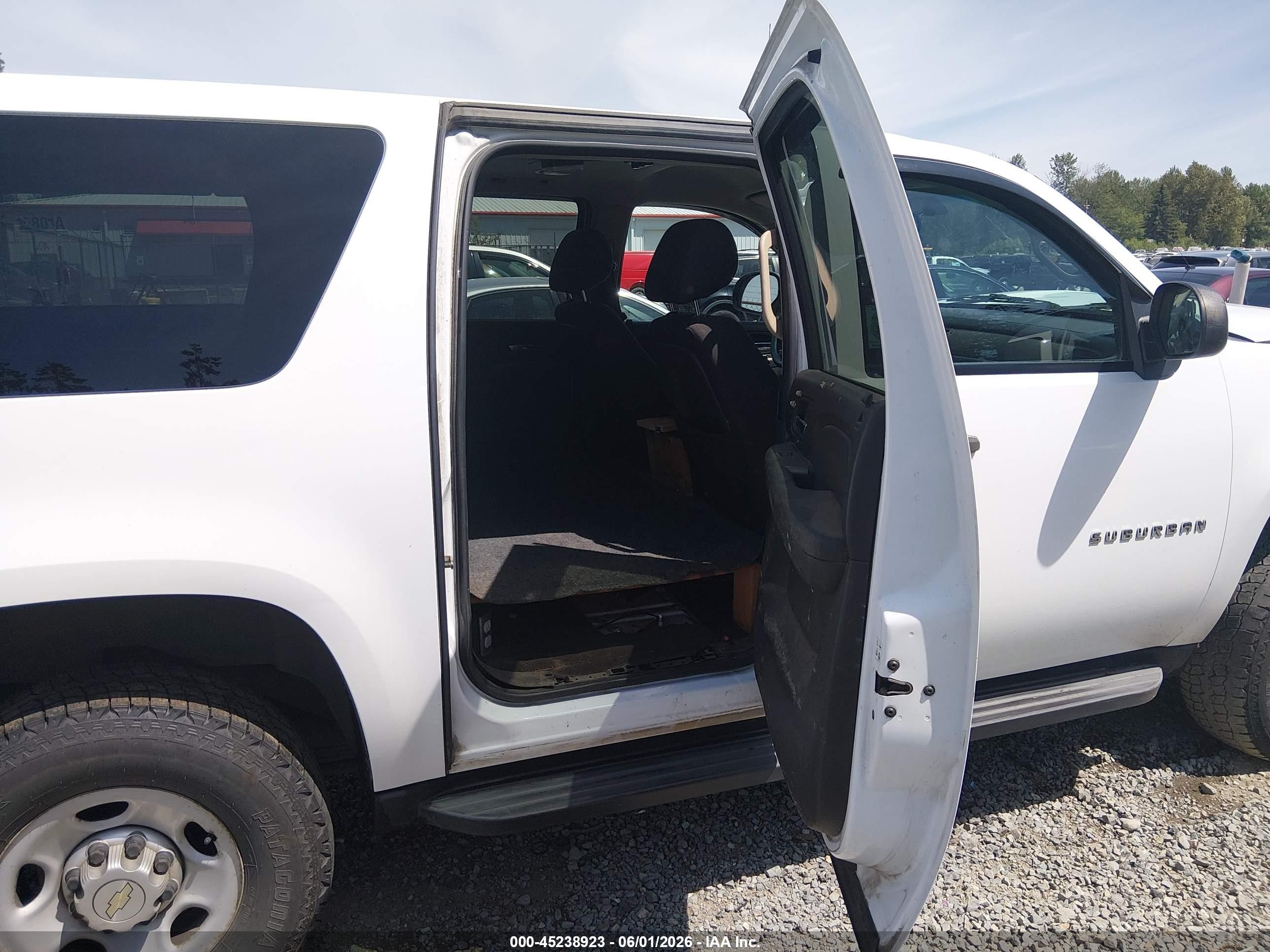 2010 Chevrolet Suburban 2500 Commercial Fleet White vin: 1GNZKLEG1AR255950