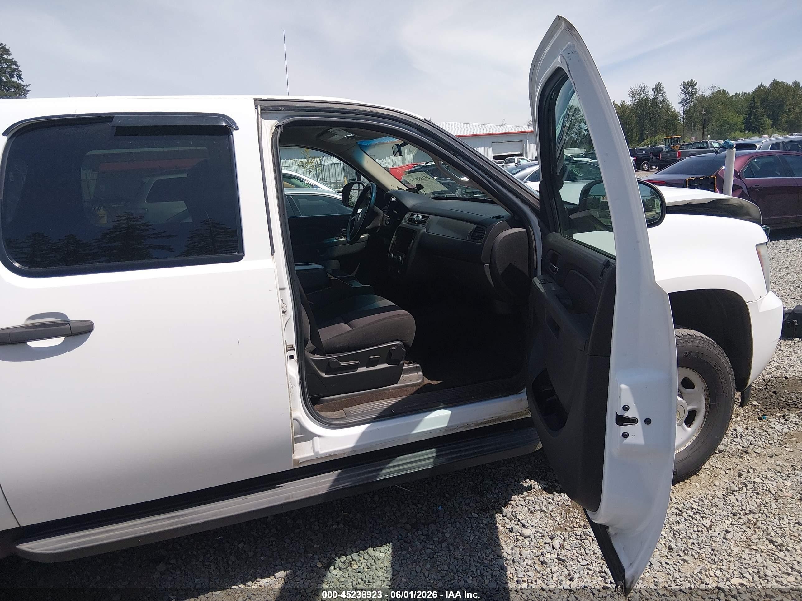2010 Chevrolet Suburban 2500 Commercial Fleet White vin: 1GNZKLEG1AR255950