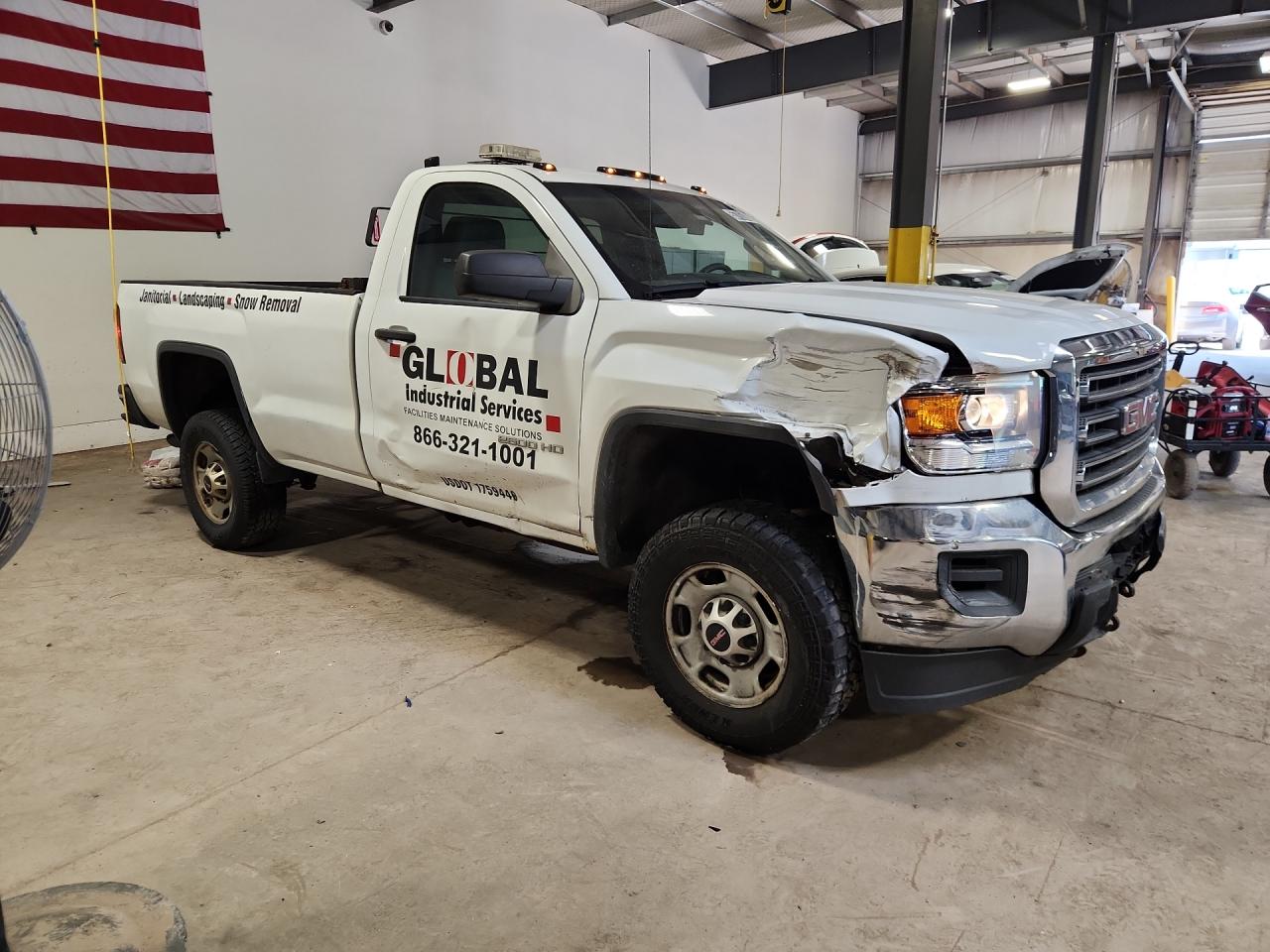 2015 Gmc Sierra K2500 Heavy Duty White vin: 1GT02XEGXFZ142322 Damage: Right Head Lamp, Broken, Replacement Required