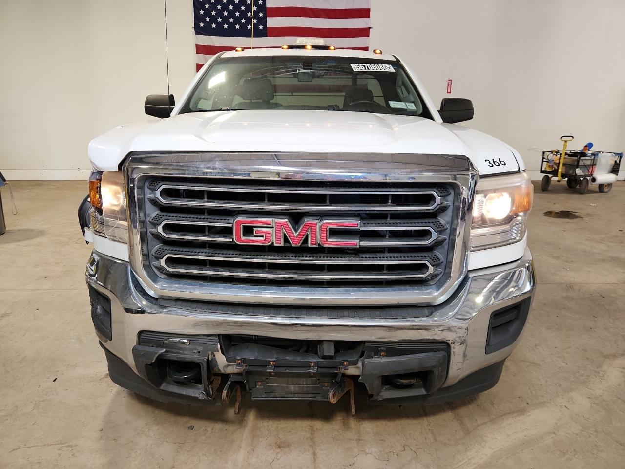 2015 Gmc Sierra K2500 Heavy Duty White vin: 1GT02XEGXFZ142322 Damage: Left Head Lamp, Broken, Replacement Required