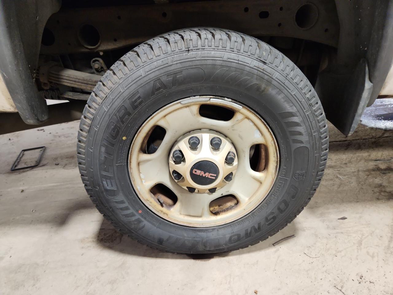2015 Gmc Sierra K2500 Heavy Duty White vin: 1GT02XEGXFZ142322 Damage: Right Rear Wheel, Corrosion, > 12 Inches