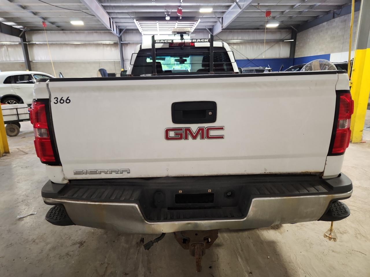 2015 Gmc Sierra K2500 Heavy Duty White vin: 1GT02XEGXFZ142322 Damage: Rear Metal Bumper Chrome, Dent(S) W/No Paint Dmg, > 12 Inches