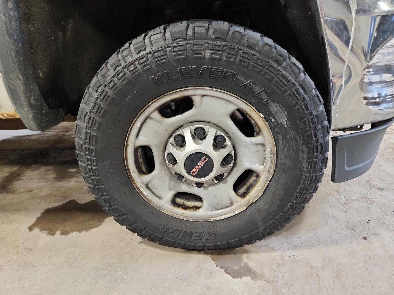 2015 Gmc Sierra K2500 Heavy Duty White vin: 1GT02XEGXFZ142322 Damage: Front Bumper Molding, Broken, Replacement Required