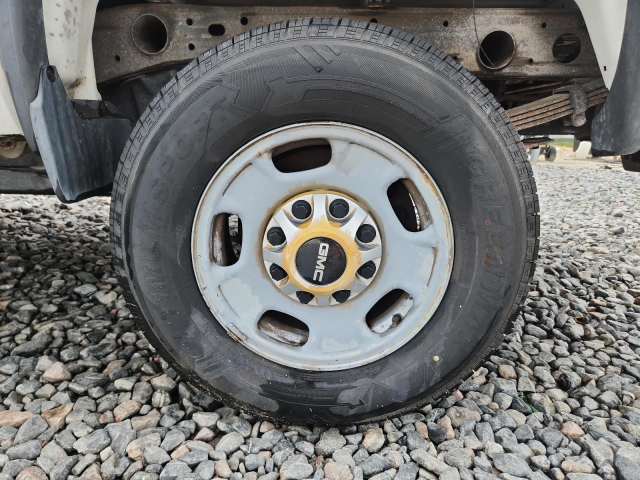 2015 Gmc Sierra C2500 Heavy Duty White vin: 1GT11XEG1FF144081 Damage: Left Rear Wheel, Chipped, 4