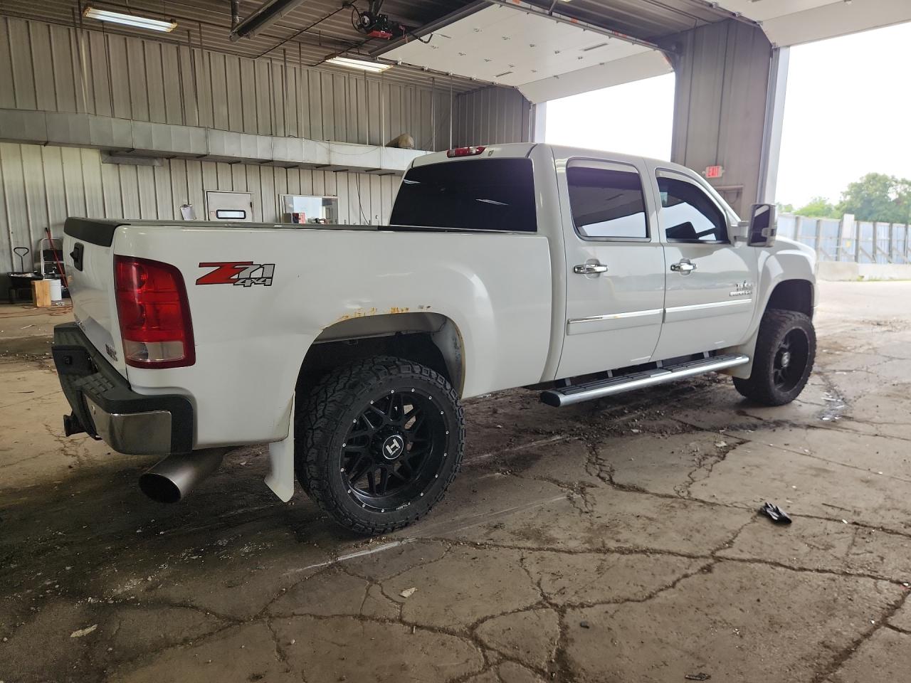 2014 Gmc Sierra K2500 Sle White vin: 1GT120C88EF149213 Damage: Right Bed Side, Dent(S) W/ Paint Dmg, > 12 Inches