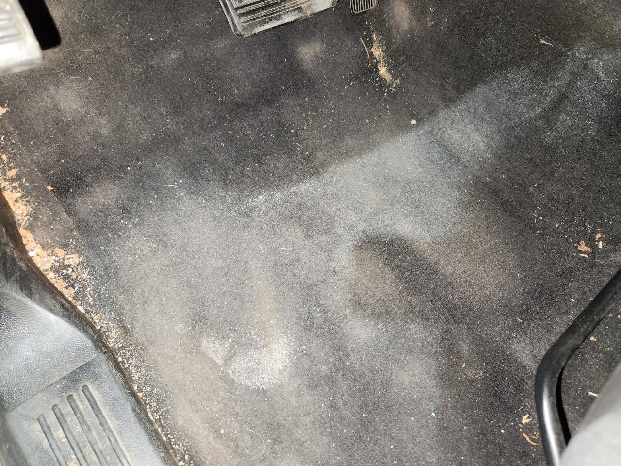 2012 Gmc Sierra K2500 Sle Серебряный vin: 1GT120CG1CF200636 Damage: Left Front Carpet, Stained, Permanent