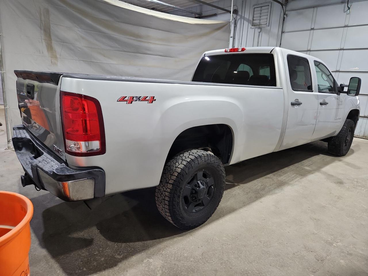 2012 Gmc Sierra K2500 Sle Серебряный vin: 1GT120CG1CF200636 Damage: Right Rear Door, Dent(S) W/ Paint Dmg, 3 To 4 Inches