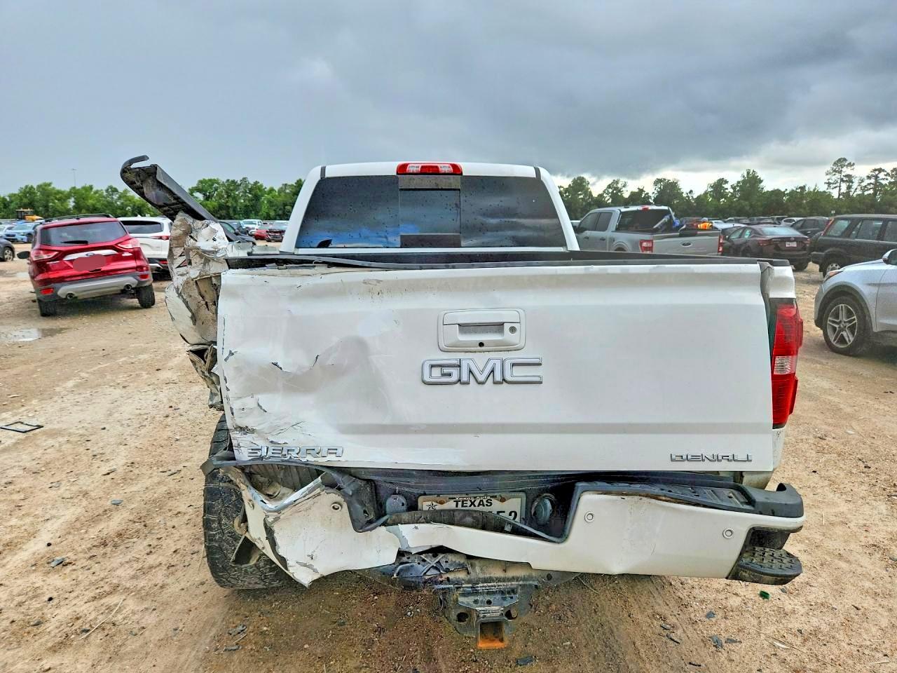 2015 Gmc Sierra K2500 Denali White vin: 1GT120E85FF643723