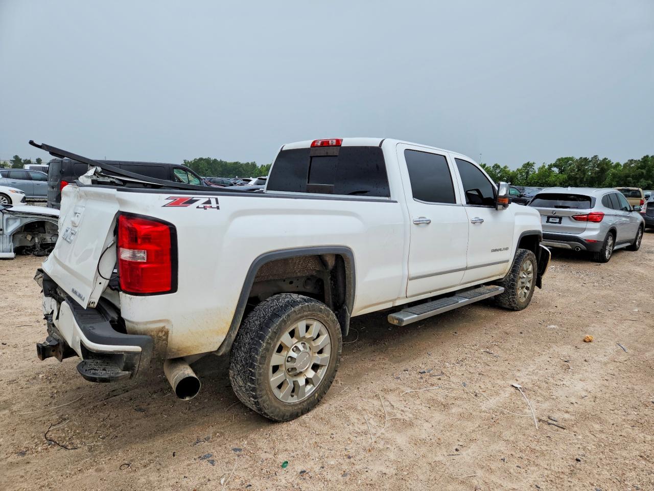 2015 Gmc Sierra K2500 Denali White vin: 1GT120E85FF643723