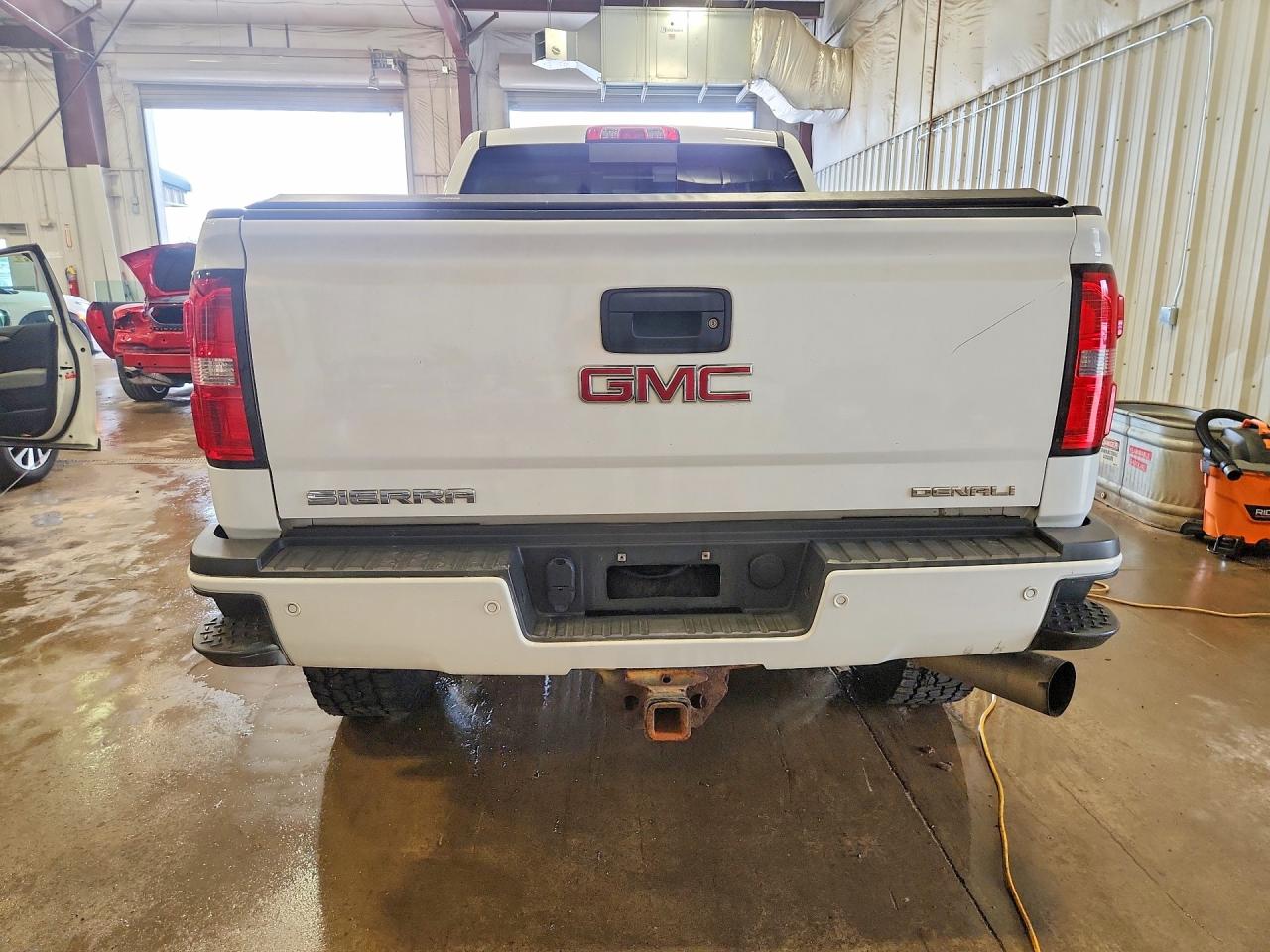 2015 Gmc Sierra K2500 Denali White vin: 1GT120E88FF552297