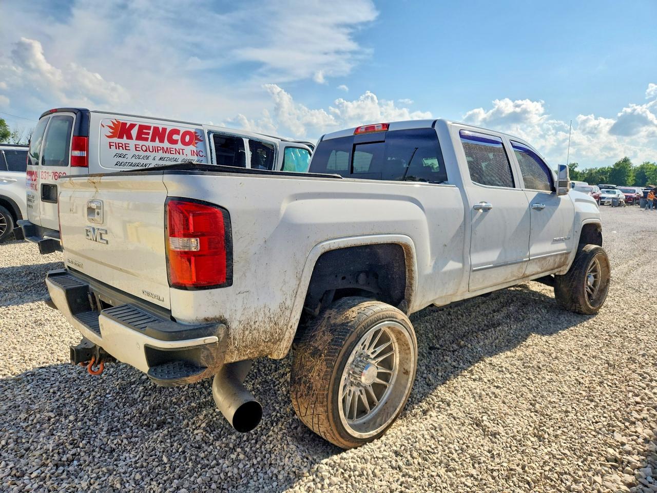 2015 Gmc Sierra K2500 Denali White vin: 1GT120E89FF645068