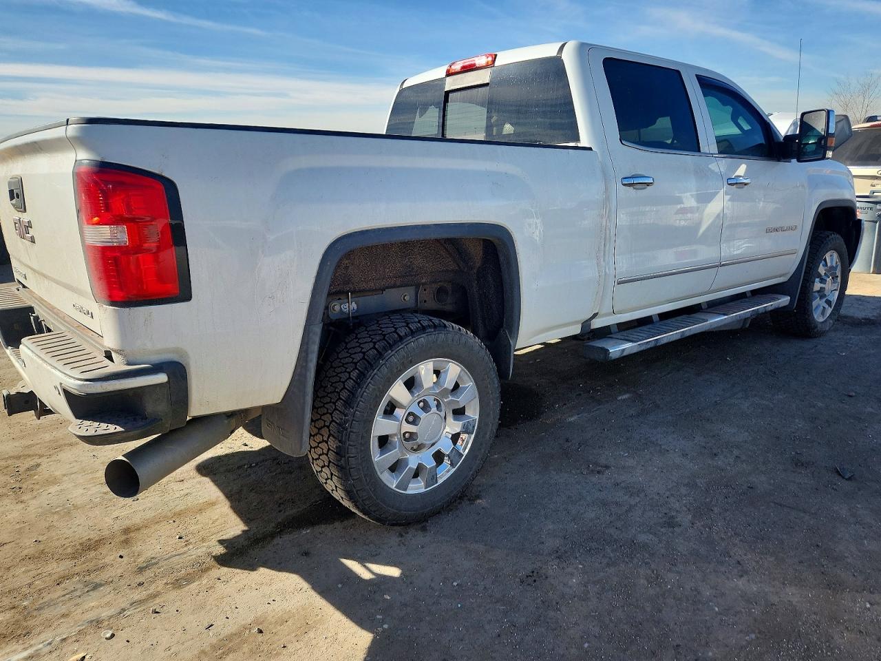 2016 Gmc Sierra K2500 Denali White vin: 1GT12UE81GF237382