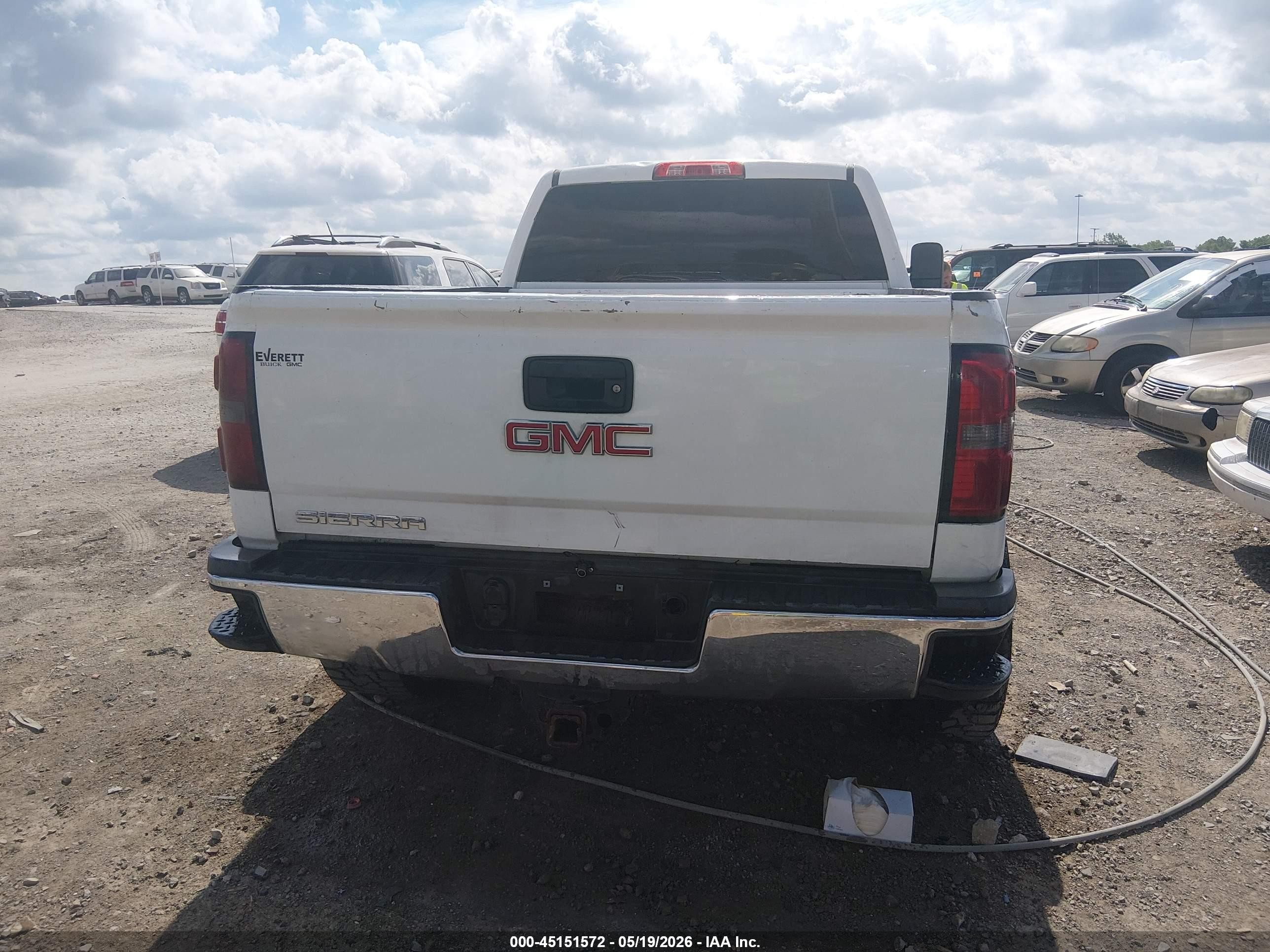 2015 Gmc Sierra 2500hd   White vin: 1GT12XEG3FF612082